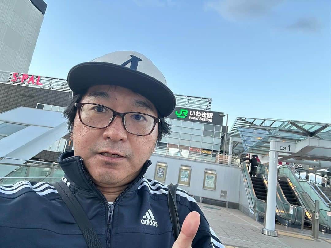 小石田純一のインスタグラム：「福島のいわき駅に置いておいた自転車を取りに行って来ました。車で片道4時間を往復。自転車で行くのも辛かったですが、車で行くのも辛かったです。普段あまり車運転しないですし…。 途中のサービスエリアで納豆カレーを食べてパワーチャージ。無事に自転車を回収しました。 これにて福島チャリ旅完全終了です。  #いわき  #いわき駅 #福島チャリ通 #納豆カレー #カレー #小石田純一 #お笑い芸人 #ものまね芸人」