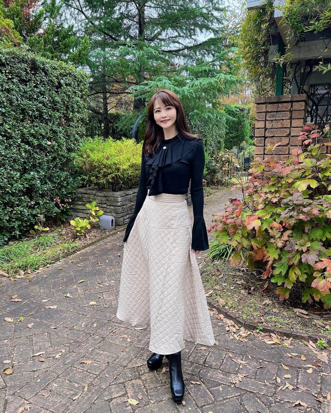 森雅子さんのインスタグラム写真 - (森雅子Instagram)「✨✨  SHEINの新しいブランドFURIFULフリフル  @shein_japan  @sheinofficial   こちらのスカート、お問い合わせ 沢山いただいていましたが、再販になりました😊✨  ハイウエスト無地柄 キルティングAラインスカート  ほんとおすすめで、履くだけで ウエストが細見えします💕  私はMサイズを履いてます。 まだS〜XLまで全サイズありましたよ。  トップス フレアスリーブボタン  こちらも全サイズあります。 よかったら早めにチェックしてみて下さいね♪  クーポンコード【FRIFUL314】 12月31日まで  お買い上げ5.999円まで15%OFF 6.000円以上は20%OFFになります。  ・ ・  #PR #SHEIN #FRIFUL #SHEINコーデ #FRIFULコーデ #BeSHEINモデル #sheinjapan  #大人カジュアル #大人フェミニン #大人カジュアルコーデ #上品コーデ  #きれいめカジュアル #綺麗めコーデ  #大人ファッション #大人フェミニンコーデ  #秋冬ファッション #トレンドコーデ  #トレンドファッション #autumnfashion」11月22日 11時43分 - mako_marie_an