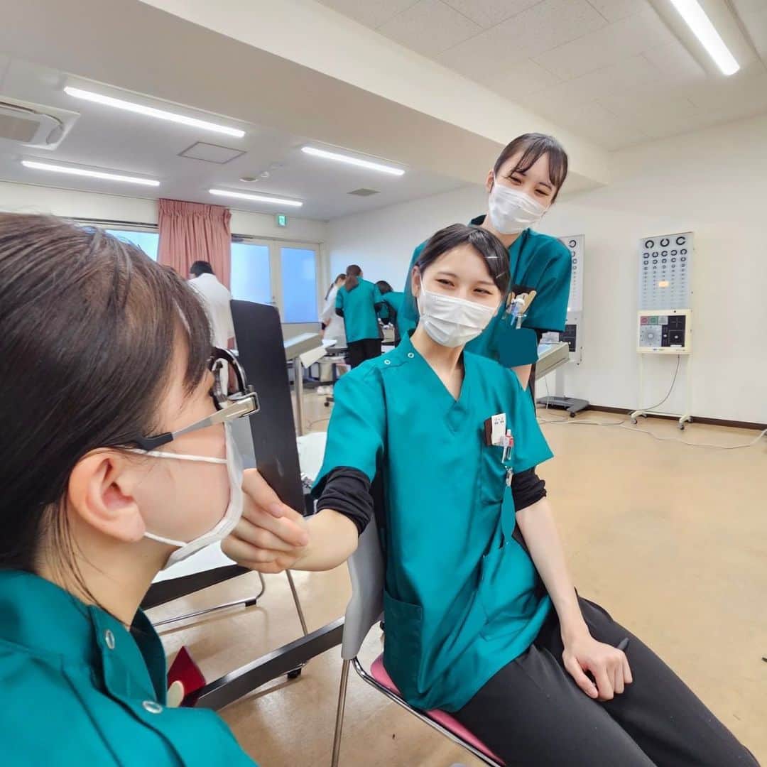 東京医薬専門学校さんのインスタグラム写真 - (東京医薬専門学校Instagram)「視能訓練士科3年生👀 第1回実習後実習(11/20(月))  3年生が1年生の実習授業に入り、検査手技を教えてくれました✨  1年生が苦手な眼位検査の検査手順やコツについて、声掛けや注意するべき点を丁寧に分かりやすく教えてくれてありがとう☺️  1年生は、検査手技やコツについて聞きたいことは聞けたかな？  3年生は国家試験が迫っていて、大変だと思うけど勉強fight💪🏻  1年生はこれから難しい検査が増えるけど、頑張りましょう👍🏻  #視能訓練士 #ort #東京医薬看護専門学校 #tcm #専門学校 #眼科 #検査 #眼鏡 #眼位 #斜視 #視力 #病院 #実習 #医療 #看護師 #資格取得 #勉強垢 #学生 #江戸川区 #葛西」11月22日 11時50分 - tokyo_iyaku