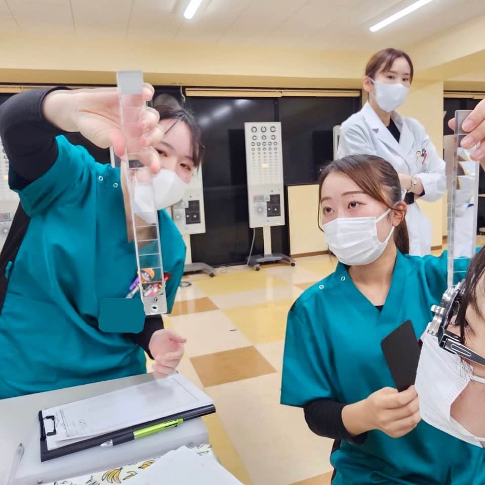 東京医薬専門学校さんのインスタグラム写真 - (東京医薬専門学校Instagram)「視能訓練士科3年生👀 第1回実習後実習(11/20(月))  3年生が1年生の実習授業に入り、検査手技を教えてくれました✨  1年生が苦手な眼位検査の検査手順やコツについて、声掛けや注意するべき点を丁寧に分かりやすく教えてくれてありがとう☺️  1年生は、検査手技やコツについて聞きたいことは聞けたかな？  3年生は国家試験が迫っていて、大変だと思うけど勉強fight💪🏻  1年生はこれから難しい検査が増えるけど、頑張りましょう👍🏻  #視能訓練士 #ort #東京医薬看護専門学校 #tcm #専門学校 #眼科 #検査 #眼鏡 #眼位 #斜視 #視力 #病院 #実習 #医療 #看護師 #資格取得 #勉強垢 #学生 #江戸川区 #葛西」11月22日 11時50分 - tokyo_iyaku