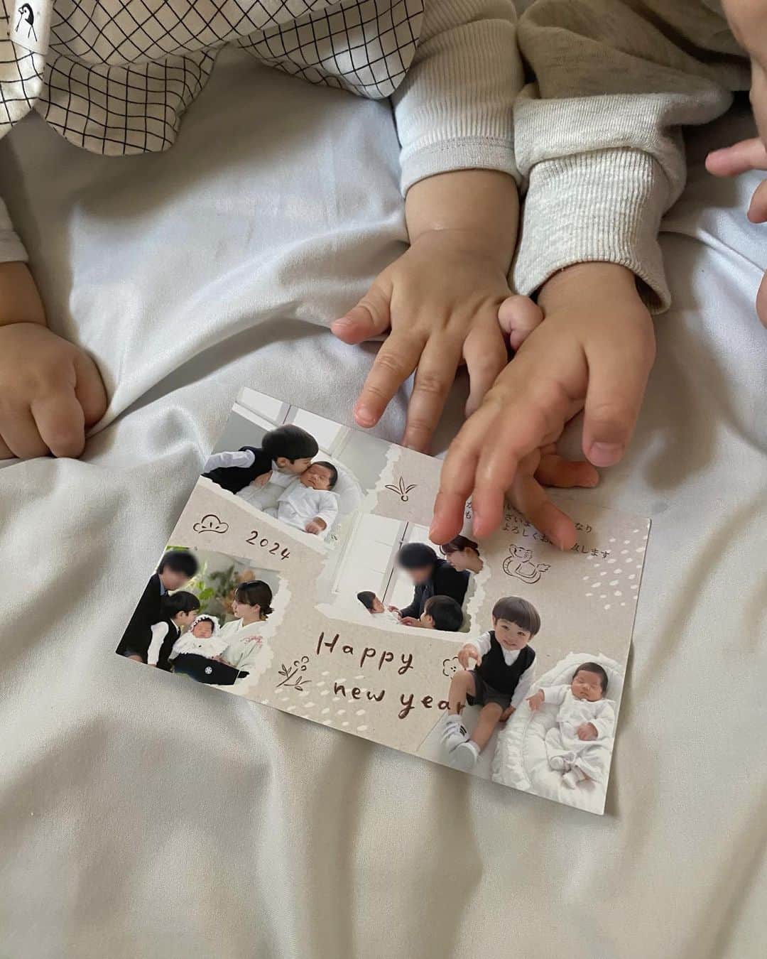 小田川エリカのインスタグラム：「・  息子君達からも好評の可愛い年賀状を スマホで写真年賀状のアプリで作ったよ🎍 スマホで簡単に作れるから本当におすすめ✨  フォロワーさん限定の印刷代10％クーポン☃️ 「pr24124」  #PR #スマホで写真年賀状 #年賀状  @sumaho_nenga」