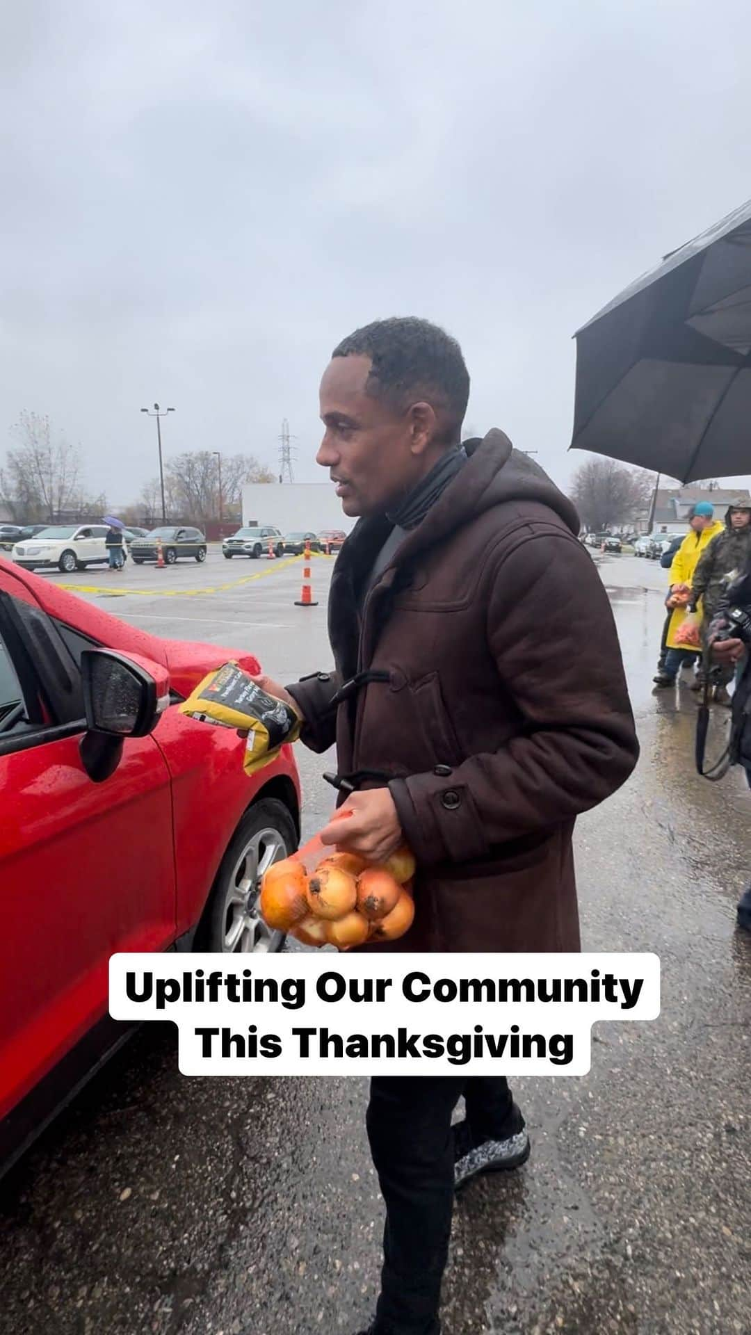 ヒル・ハーパーのインスタグラム：「This Thanksgiving, let’s remember that a little goes a long way. From donating to a local shelter to helping a neighbor, every act of kindness builds a stronger, more caring community. Pierce and I spent the morning with some inspiring folks at the 25th annual All-Star Giveback. It’s so good to see a community coming together like this to address food insecurity this holiday season. Let’s all work together to uplift those in need every day, because together we rise. #Thankful #ActsofKindness #Community #TogetherWeRise #Giving」