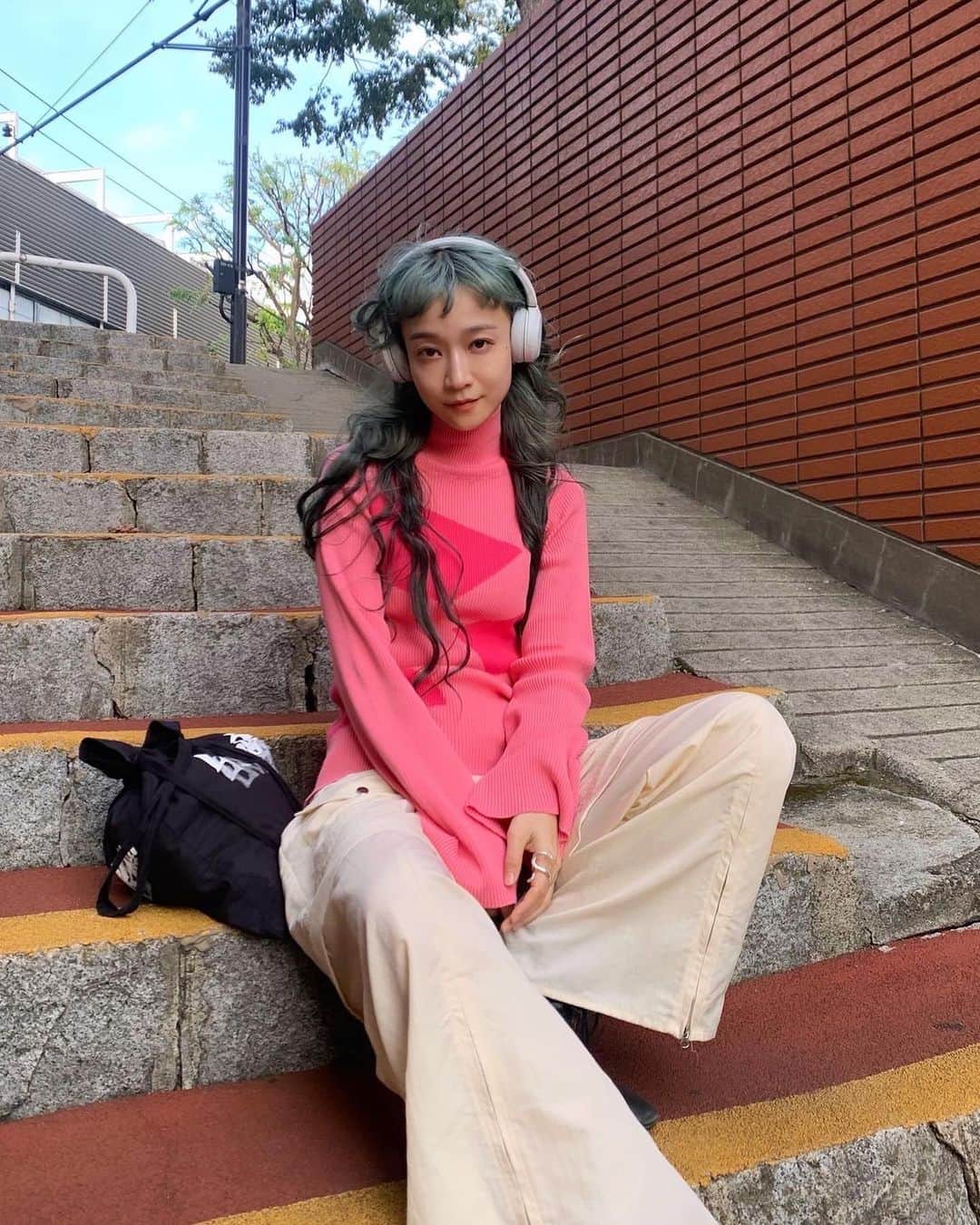 タカハシマイのインスタグラム：「【Sponsored】  お気に入りのニットとパンツ、組み合わせハマってるんるんでお出かけ☯️最近友達から聞かれる事の多いお供のヘッドホンはWH-CH520🎧おすすめしまくっている🦒✴️  #PR #ソニーのヘッドホン #styles #WHCH520 Sponsored  by Sony Marketing Inc.」
