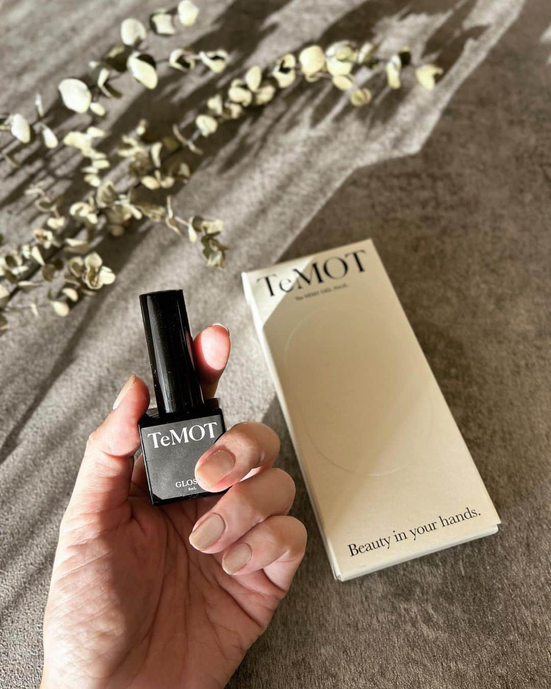 0510_nanaのインスタグラム：「❥ ❥ ❥nail  @temot_official のセミジェルネイル。  ポリッシュでもジェルでもない。 ジェルネイル素材を60%硬化させたセミジェルを貼るだけで、サロンのようなネイルが自宅で楽しめるの。  セミジェルネイルを貼って硬化するから長持ちだし、トップジェルで透明感やツヤがさらに出てキレイな仕上がり。 それでいてオフはジェルネイルより簡単。  スターターキットなら必要なものが全て揃ってるから、セルフネイル初めての人でも届いてすぐできるよ。  パッケージのデザインもおしゃれで、インテリアとして部屋に飾っておきたくなる。  #TeMOT #TeMOT_PR #セルフネイル #セルフジェルネイル #時短ネイル #セミジェルネイル」