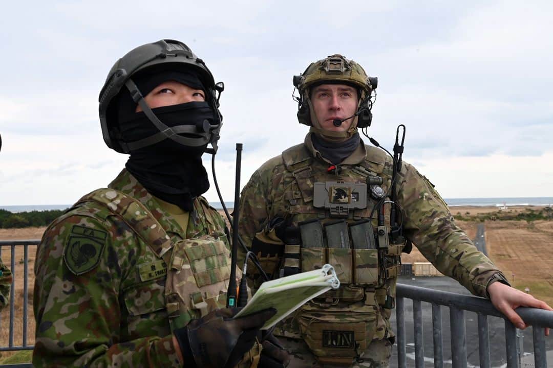 陸上自衛隊さんのインスタグラム写真 - (陸上自衛隊Instagram)「#陸上自衛隊 は、令和５年１１月１５日以降、英陸軍との実動訓練「ヴィジラント・アイルズ２３」を実施しています。🇯🇵🇬🇧 これまでの機能別訓練では、潜入・偵察、戦闘射撃及び統合火力誘導を英陸軍と共同で演練し、戦術技量の向上及び相互理解の促進を図りました。  #JGSDF is now conducting bilateral FTX “VIGILANT ISLES 23” since 15th November. As a functional training, the JGSDF and the British Army developed our tactical skills and promoted mutual trust by practicing Infiltration ~ Reconnaissance, Combat Shooting and JTAC.🇯🇵🇬🇧」11月22日 12時00分 - jgsdf_pr
