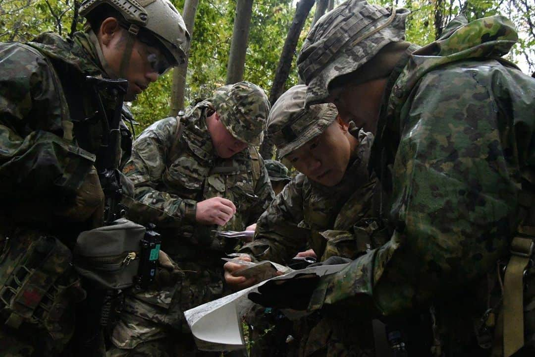 陸上自衛隊のインスタグラム：「#陸上自衛隊 は、令和５年１１月１５日以降、英陸軍との実動訓練「ヴィジラント・アイルズ２３」を実施しています。🇯🇵🇬🇧 これまでの機能別訓練では、潜入・偵察、戦闘射撃及び統合火力誘導を英陸軍と共同で演練し、戦術技量の向上及び相互理解の促進を図りました。  #JGSDF is now conducting bilateral FTX “VIGILANT ISLES 23” since 15th November. As a functional training, the JGSDF and the British Army developed our tactical skills and promoted mutual trust by practicing Infiltration ~ Reconnaissance, Combat Shooting and JTAC.🇯🇵🇬🇧」