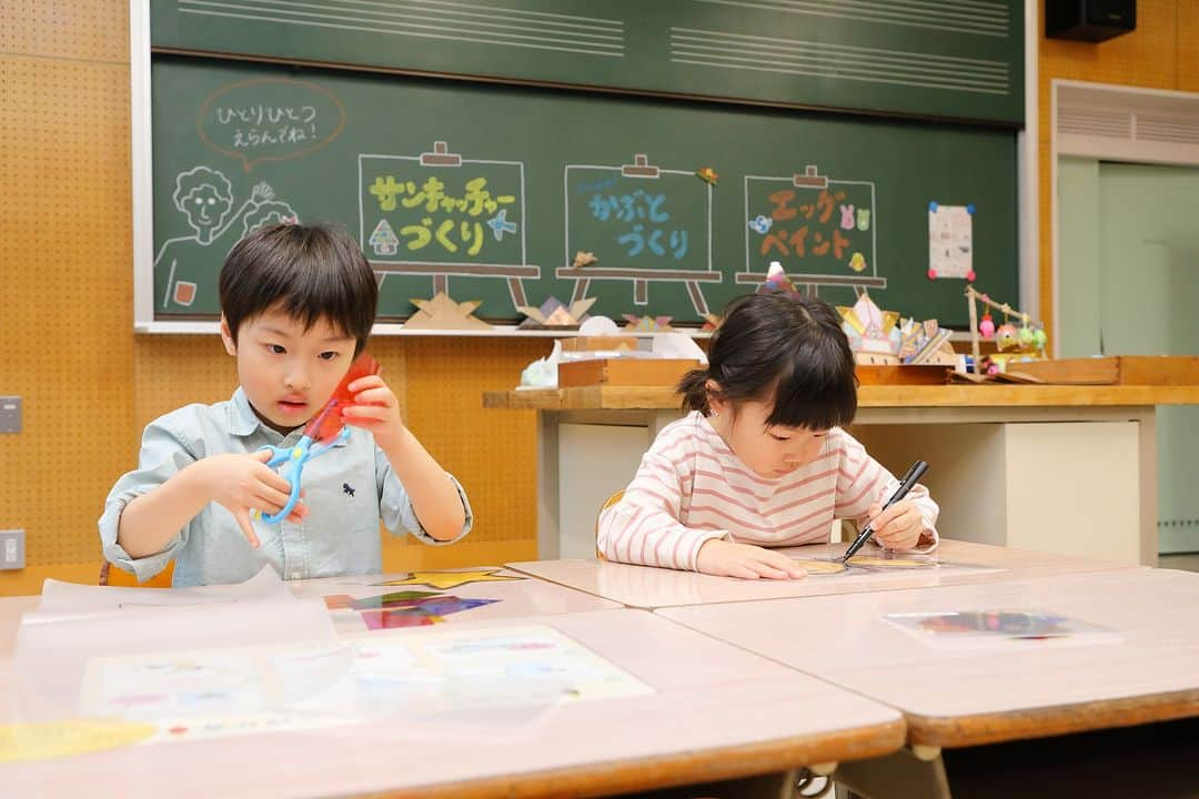 北海道じゃらん【公式】さんのインスタグラム写真 - (北海道じゃらん【公式】Instagram)「見て・知って・体験して・きれいになって！ 白老「ナチュの森」で楽しむココロおどる休日♪  本日の#1日1得 ネタは、 白老町「旧虎杖中学校」をリノベーションした、全天候型の一大施設「ナチュの森」です。  ●2022年12月にナチュの森内に完成した「森の工舎」は、入場料が無料に！ 大人も子どもも楽しめるライブラリーのほか、香りの不思議をさぐる体験やワークショップ、カフェ、お買い物を楽しむことができる、 あそびや実験を通して〝不思議を探求する科学のワクワク・ドキドキ”を体験できるミュージアムです。  ●11/3スタート！体験して楽しむ「アロマミストづくり」～自分だけの香りをデザイン～ 9種の天然アロマと四季によって変化する限定の香りの中から好きな香りをブレンドして、 世界に一つだけの香りを作ることができる特別なワークショップ。 デコレーションした自分だけのラベルを作れるので、旅の記念やお土産にもおすすめです！  詳しい情報は北海道じゃらん12月号P4～をチェック！  #北海道じゃらん #じゃらん #北海道じゃらん12月号 #北海道 #1日1得 #北海道お出かけ最新情報　 #ナチュの森　#森の工舎　#ナチュラルサイエンス　#ナチュラルアイランド #スマイルキッズ #スマイルキッズプロジェクト #PR」11月22日 12時00分 - hokkaido_jalan