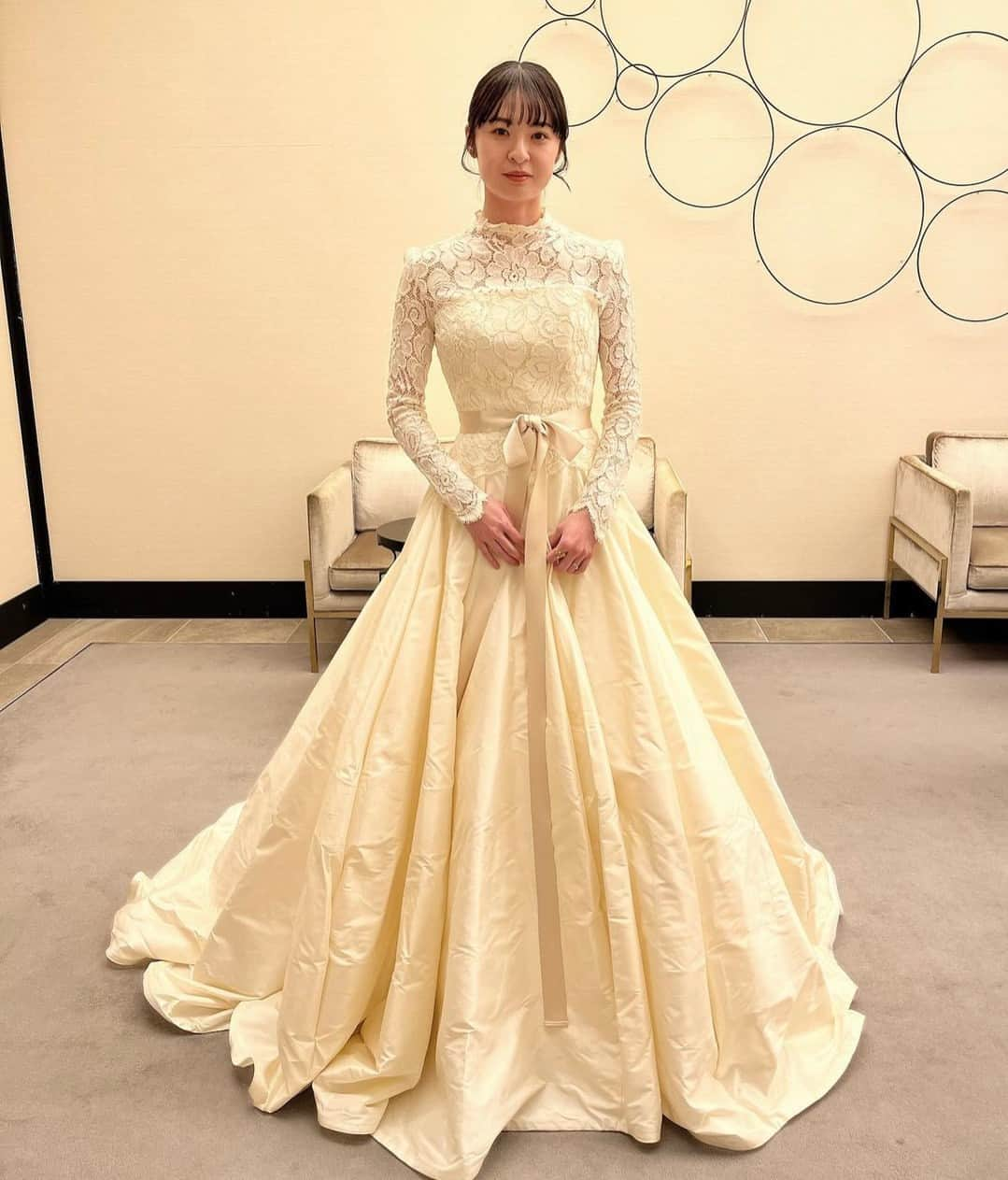 ♡プラコレWedding·⋆*さんのインスタグラム写真 - (♡プラコレWedding·⋆*Instagram)「. placole_dressy【#DRESSY花嫁 】 【#プラコレ】をつけて投稿&フォローしてね♩ . ＝＝＝＝＝＝＝ 手首まであるお袖が可愛い ロングスリーブドレスをご紹介✨  上品で大人っぽい印象にしあげてくれます🪞 露出を控えたい花嫁さまや、秋冬婚にも おすすめなデザインです♪  どのロングスリーブドレスが気になりますか？ . ＝＝＝＝＝＝＝＝ 👗photo by ... @heenawd_1118 さま @non26_wd さま @kn_trunk_wdsk さま @tandy_0414 さま @cocco_01.11_wd さま ＝＝＝＝＝＝＝＝ . 『#DRESSY花嫁』『#プラコレ』の ハッシュタグをつけて写真をUPしてね✦ 花嫁アプリ『DRESSY by プラコレ』の 記事に掲載＆リグラムされるかも♩ . みなさまからのいいねや保存 コメントをお待ちしています♥️ 「このウェディングドレス可愛い！」 「ヘアスタイルも気になる！！」 「今の花嫁さんの流行りは！？」etc. . ＝＝＝＝＝＝＝＝ 花嫁アプリでは、 プロのアドバイザーに結婚式の相談を何度でも♡ ウェディングドレスの記事や、 自分のウェディングレポを残せちゃう♡” . >>>TOPのURLからcheck ⋈ @placole_dressy >>>結婚のご相談は プラコレウェディングアドバイザーへ♡ @wedding_adviser >>>ウェディングレポを残したいなら、 farny by プラコレをcheck ✎ @farny_wedding >>>花嫁準備に欠かせないアイテムをお探しなら placole & dressy Beauty をcheck ❁ @dressy_beauty_ >>>素敵なドレスに出会いたい花嫁さま♡ @dressyonline_をcheck >>>おしゃれなファミリーフォトは ドレシーベイビーをcheck 𓏸 @dressy.baby >>>鎌倉にOPEN”お花とドレスと紅茶のカフェ” @dressyroom_teaをcheck𓌉𓇋 >>>名古屋にOPEN”ウェディング体験型カフェ @dressycafe_nagoya をcheck𓌉𓇋 . ＝＝＝＝＝＝＝＝＝＝＝＝＝＝＝＝ . #一度きりの人生一度は魔法にかけられて #花嫁 #卒花嫁 #結婚 #結婚式 #試着レポ #farnyレポ #2023冬婚 #2024春婚 #2024夏婚 #2024秋婚 #カラードレス試着 #ドレス試着 #ドレス試着レポ #ドレス選び #カラードレス #カラードレス迷子 #ウェディングドレス #ドレス迷子 #チュールドレス #ロングスリーブドレス #試着レポ #プリンセスライン #Aラインドレス #長袖ドレス」11月22日 12時01分 - placole_dressy