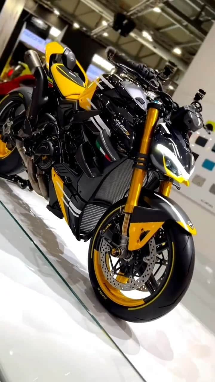 Ducati Japanのインスタグラム：「Ducati Unicaで製作され、EICMA2023で展示したストリートファイターV4 SP2  Ducati Unicaは、世界に1台しか存在しないドゥカティを作り上げたいと望む方々を対象にしたカスタマイゼーション・プログラムです。  チェントロスティーレ・ドゥカティ（ドゥカティ・スタイルセンター）に在籍するデザイナーと直接やりとりすることにより、ドゥカティならではのスタイルを基盤として、ドゥカティスタの夢を表現します。  あなたのドゥカティへの深い夢を形にしませんか？  詳細はドゥカティ公式Webサイトからご覧ください。  #ドゥカティいいじゃん #ドゥカティ #DucatiUnica #Ducati #StreetfighterV4SP2 #Custom #EICMA #ネイキッド」