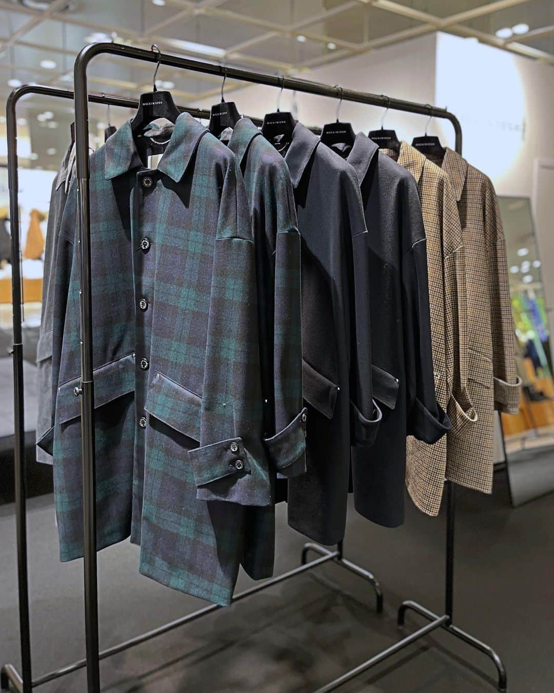 HANKYU.MODEさんのインスタグラム写真 - (HANKYU.MODEInstagram)「. MACKINTOSH COAT COLLECTION  ''NEW OUTFIT , NEW HUMBIE'' Until 12/5 At 3F CotocotoStage31  1823年に設立された英国を代表する老舗アウターウェアブランド「MACKINTOSH（マッキントッシュ）」。 今回のイベントでは、“NEW OUTFIT,NEW HUMBIE”と題し、「MACKINTOSH」の新作コートをご紹介。今季ベストセラーの“HUMBIE（ハンビー）”は、アップデートされ美しいドレープのAラインシルエットはそのままに、洗練されたクリーンな印象のフォルムへと進化。 メンズコートもあわせて、新しい“ハンビー”のラインアップが一堂に揃うこの機会をお見逃しなく。  詳しくはプロフィールURLをチェック！　@hankyumode   #MACKINTOSH #マッキントッシュ #hankyumode #hankyumode23aw #hankyumode23awouter#hankyu #阪急百貨店 #阪急本店 #うめはん #ファッション  #トレンドファッション  #アウター #コート #マッキントッシュコート #ロングコート #レオパード #レオパード柄 #マフラー #ノーカラーコート #トレンチコート #ダウン #マウンテンパーカー #スタンドカラーコート」11月22日 12時01分 - hankyumode