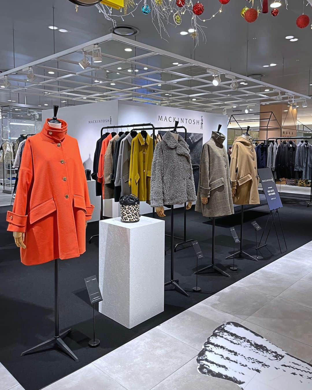 HANKYU.MODEのインスタグラム：「. MACKINTOSH COAT COLLECTION  ''NEW OUTFIT , NEW HUMBIE'' Until 12/5 At 3F CotocotoStage31  1823年に設立された英国を代表する老舗アウターウェアブランド「MACKINTOSH（マッキントッシュ）」。 今回のイベントでは、“NEW OUTFIT,NEW HUMBIE”と題し、「MACKINTOSH」の新作コートをご紹介。今季ベストセラーの“HUMBIE（ハンビー）”は、アップデートされ美しいドレープのAラインシルエットはそのままに、洗練されたクリーンな印象のフォルムへと進化。 メンズコートもあわせて、新しい“ハンビー”のラインアップが一堂に揃うこの機会をお見逃しなく。  詳しくはプロフィールURLをチェック！　@hankyumode   #MACKINTOSH #マッキントッシュ #hankyumode #hankyumode23aw #hankyumode23awouter#hankyu #阪急百貨店 #阪急本店 #うめはん #ファッション  #トレンドファッション  #アウター #コート #マッキントッシュコート #ロングコート #レオパード #レオパード柄 #マフラー #ノーカラーコート #トレンチコート #ダウン #マウンテンパーカー #スタンドカラーコート」