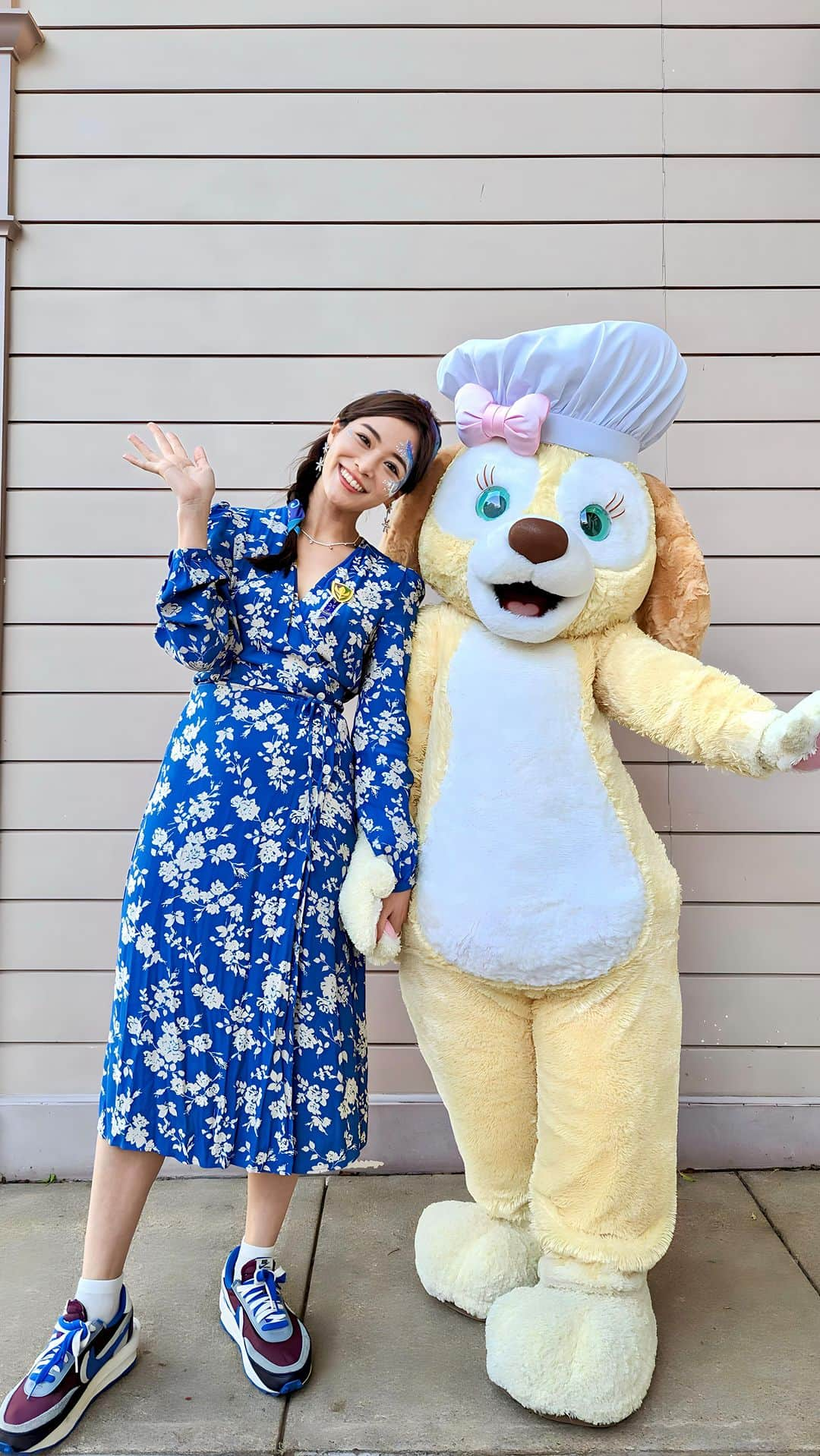 石井里奈のインスタグラム：「香港ディズニーランドのキャラクターグリーティング💕 今回もパークで遊びながらたくさんのキャラクターに出会えました☺️💕 . 日本だと予約したり行列だったりするけど、香港は気軽に会えて写真撮れるのも良さのひとつ♥️ シェリーメイ、オルメル、ジェラトーニ、クッキーアン、トロール、プルート、グーフィー💓‪ 前回来た時に会えなかったキャラクターにも沢山会えて嬉しすぎました🥰😘 みんな可愛くてグリーティングしたあとそのキャラのグッズが欲しくなるのはわたしだけ？笑 . #香港ディズニーランド #hkdisneyland #HongKongDisneyland #Disneyland #Disney #disneylandhotel #香港ディズニーランド #ディズニーランド #ディズニー #duffy #ダッフィー #グーフィー #プルート #mickeymouse  #キャラクターグリーティング #greetings #シェリーメイ #オルメル #クッキーアン #ジェラトーニ」