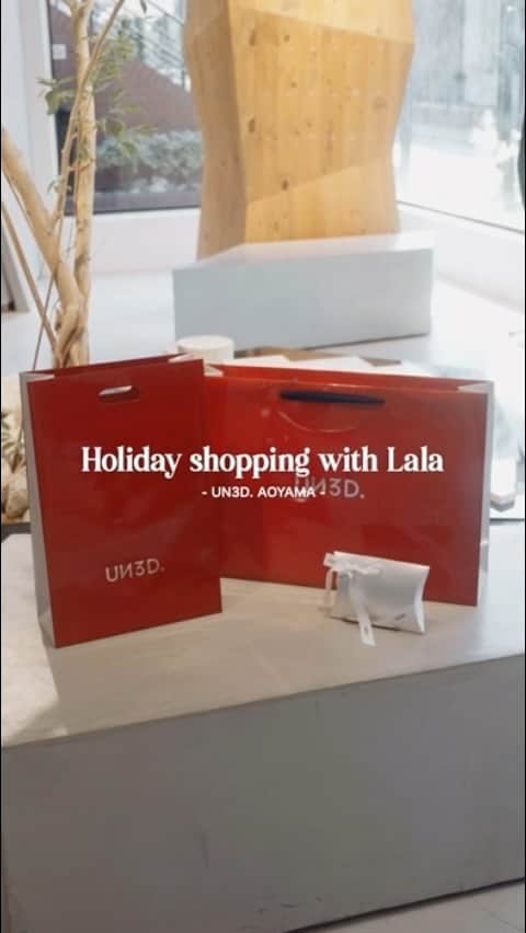UN3D.（アンスリード）のインスタグラム：「Holiday shopping with Lala -UN3D. AOYAMA-  2023年もいよいよ残り1ヶ月。大切なあの人へ、1年頑張った自分へ、きっと素敵なアイテムがUN3D.で見つかります。店頭では特別なショッパーもご用意しておりますので、是非同フィルムをご覧いただき、店頭へ足をお運びくださいませ。  #UN3D #UN3D2023AW #collection #lalatakahashi #holiday #movie」