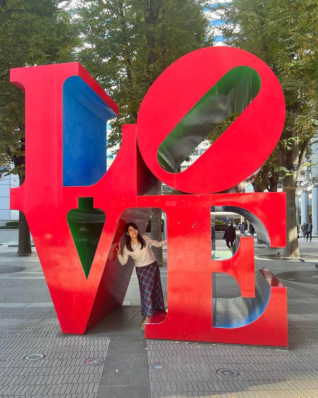 多胡安那のインスタグラム：「意外と初めて来たLOVEオブジェ。  #気象予報士 #loveオブジェ  #新宿アイランドタワー  #愛ある日々を  #きょうはいい夫婦の日」