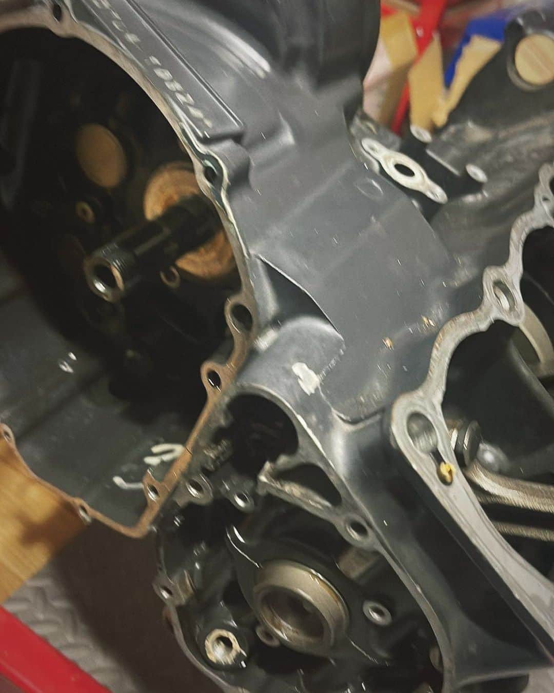 大鶴義丹さんのインスタグラム写真 - (大鶴義丹Instagram)「あーあ、予算もあり、腰下は割らないつもりだったんだけどなぁ、 結局我慢できずに割ります。 一刀両断！  #gsxr1100  #油冷 #油冷エンジン #バイクエンジンオーバーホール #バイクエンジン　#gu74b #バイクレストア中」11月22日 12時14分 - gitan.ohtsuru