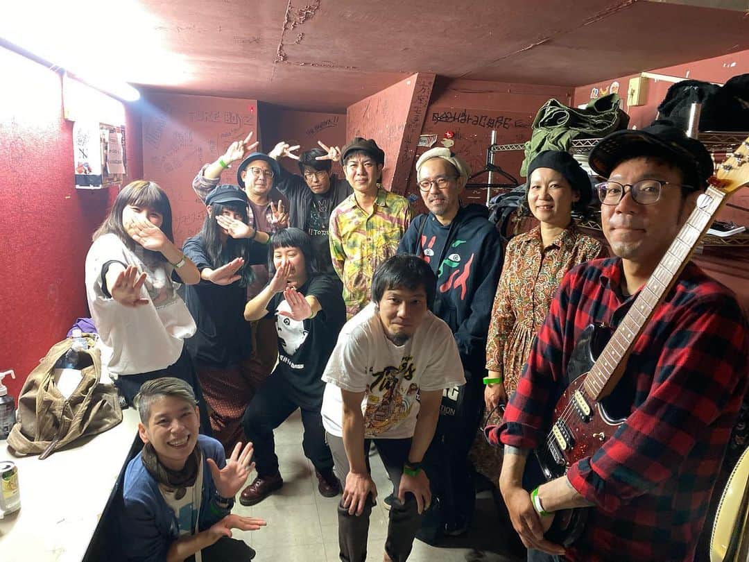 タテタカコのインスタグラム：「Owl gallさんのうつくしい音色と存在、大トリステージ、メンバーさんからお客さんから愛情が飛び交っていました。 終演が近いのに、何かが始まった！という感覚になるライブでした！  客席から見たOwlgallさんに胸がいっぱいになり、ステージにレコーディングメンバーの皆さんと混ぜていただきました。 しあわせな余韻がまだ続いています。背中を押してくださって、素晴らしいライブをありがとうございました。  #sakurazakaasylum #Owlgall さん」