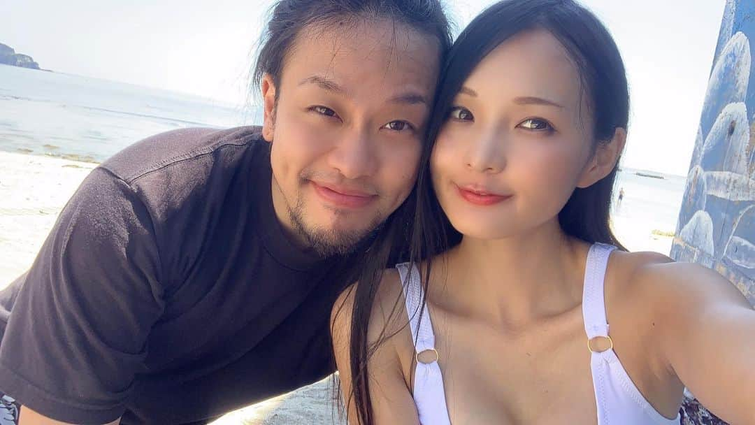 あゆむのインスタグラム：「#いい夫婦の日 ！🤍·͜·  自由奔放な私を、時に厳しくいつも温かく 大事にしてくれる宇宙一の旦那様です🌟 いつもありがとう🤍🤍🤍🫶  これからもメタラー夫婦として 仲良く共に精進して参ります❤️‍🔥lml  November 22th is " good couple day " in Japan‪🫶 thank you always for giving me many happiness♥️🐰   #メタラー夫婦  #metalheadcouple   #新婚さんいらっしゃい」