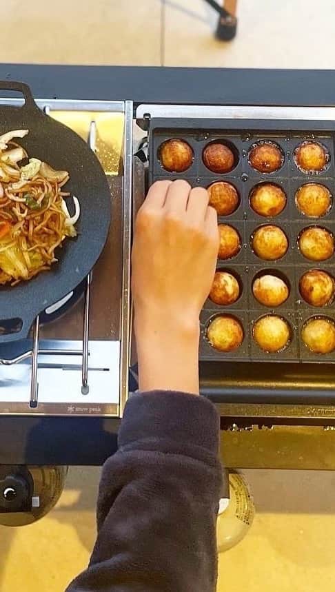 SUNDAY MOUNTAINのインスタグラム：「焼くのが上手になった気になる snow peak 雪峰苑 たこ焼きプレート！  焼くのが上手になったような錯覚に陥りますが、たこ焼きプレートのおかげ🥹 美味〜いしかでません✨  ガスの直火で常に高温状態なので、上手に大玉の丸くて旨〜いたこ焼きできますー✨  snowpeak IGTの便利さを痛感します♪  次回はスタッフでアヒージョやスイーツ作りたいです🙌🙌  室内だと匂いがこもりやすいたこ焼き！ベランダや庭先だと匂いも気にせず楽しめますー。  何個でもいけちゃいます🤤  ▶︎snowpeak ▶︎雪峰苑 たこ焼きプレート  #スノピーク #snowpeak #たこ焼き #キャンプ飯  #camp #スノピークigt  #マルチグリドル #キャンプたこ焼き #キャンプ飯リール #ソトメシ #外飯 #べランピング  #ベランダご飯」