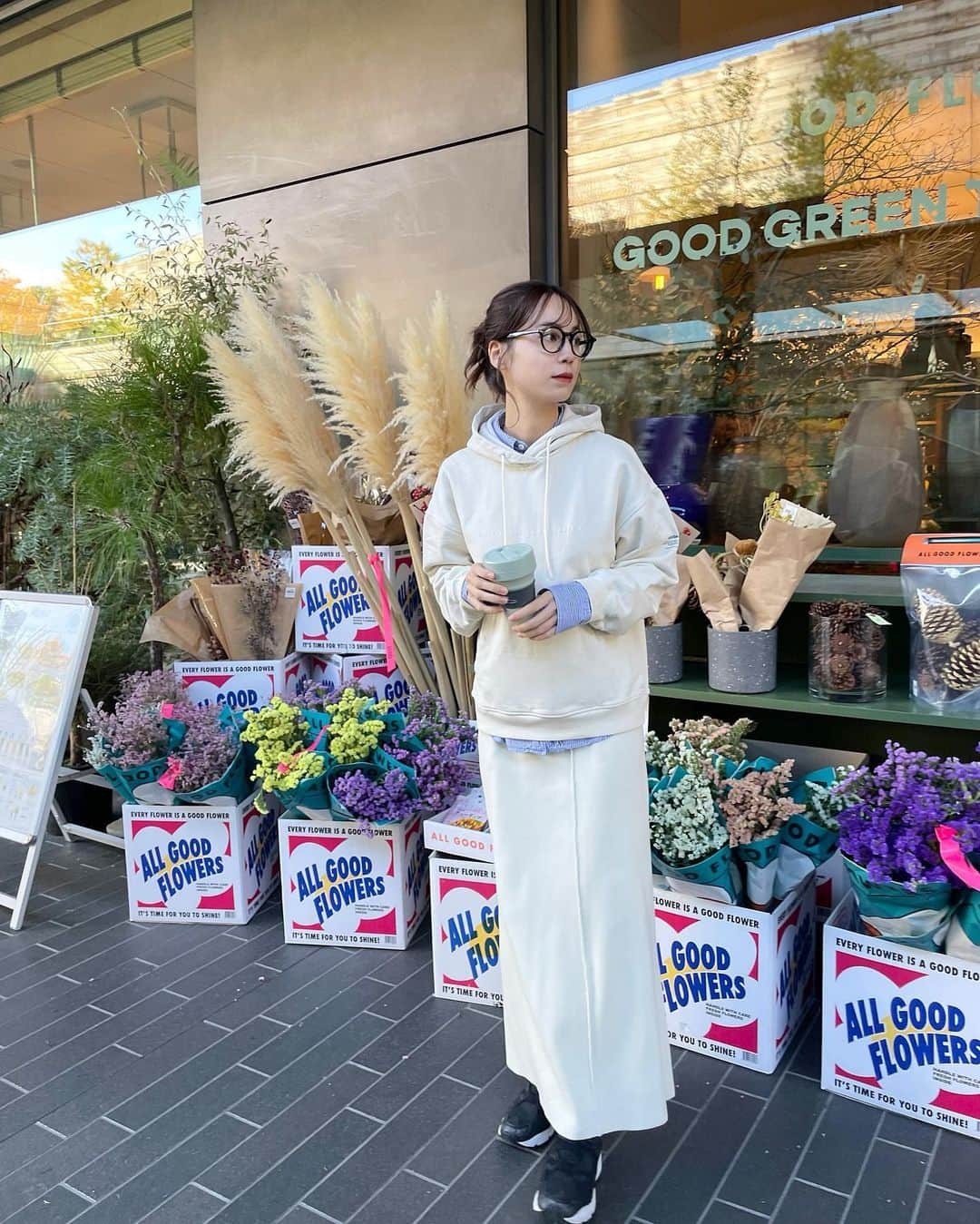 伊藤沙織のインスタグラム：「昨日は新宿伊勢丹でpop upを開催中の @ecoalf_japan へいってきました！  エコアルフはヨーロッパ発のサスティナブルファッションブランド🌱🌎♻️  フロントのブランドメッセージがさりげないデザインポイントのフーディをget🤍  デイリーに着るウェアや小物は、環境と人に優しいプロダクトを積極的に選択していきたいと思います🌱  BOTTROP BECAUSE フーディー / BOTTROP SWEATSHIRT 162cm XSサイズ着用  #Promotion #ecoalf #エコアルフ #BecauseThereIsNoPlanetB #第2の地球はないのだから #サステナブル #サステナブルブランド #サステナブルファッション #パーカーコーデ」