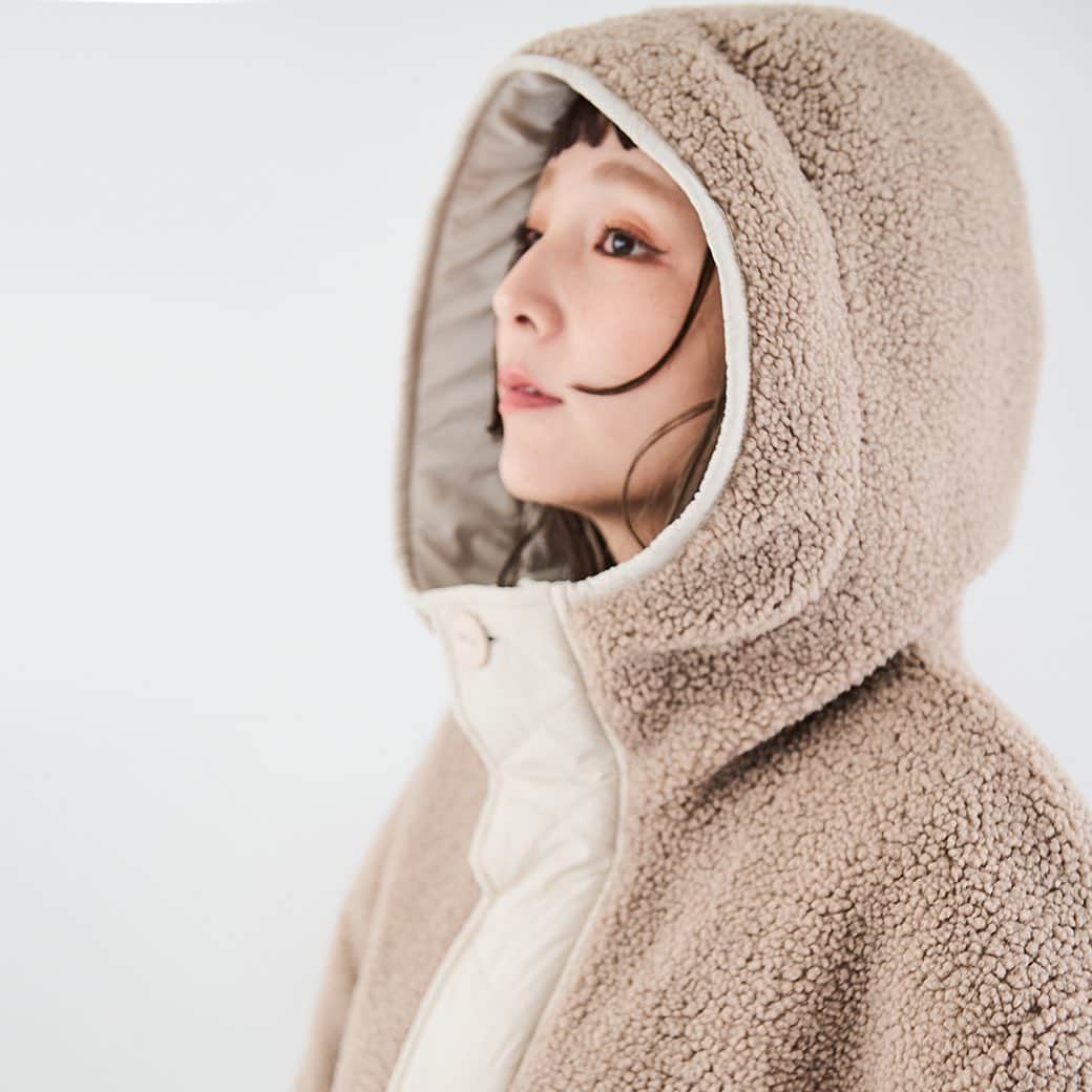 Crispのインスタグラム：「_recommend item! ⁡ ⁡ ✓オーバーボアフードコート ￥16,390(税込) greige ⁡ 大人カジュアルなスタイルが叶うボアコート。 ゆったりとしたオーバーサイズで、ヒップラインがすっぽりと隠れる着丈です。 内側も袖口までキルティング仕様で暖かさも◎ 裾はドローコードで絞ってシルエットを変えた着こなしも楽しめます。 ⁡ ⁡ ⁡ #Crisp2023aw #Crisp_style #Crisp #クリスプ #秋コーデ #c8R3309 #cr_オーバーボアフードコート」