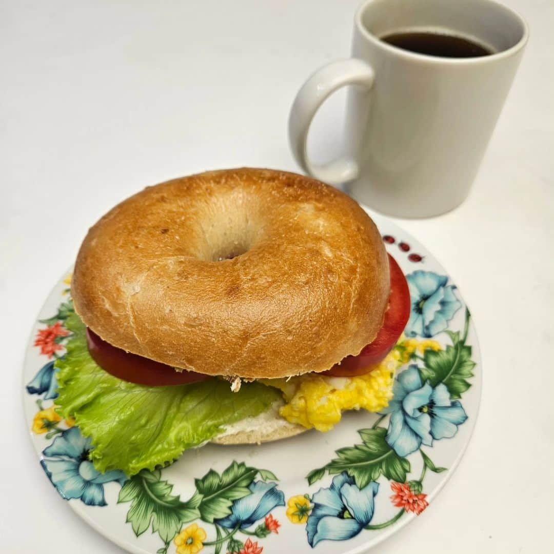 チェ・シラさんのインスタグラム写真 - (チェ・シラInstagram)「요새 푹 빠진 점심메뉴  베이글🥯 샌드위치&커피 스크램블에그🥚 토마토🍅 상추 크림치즈&딸기쨈」11月22日 12時18分 - chaesira0625