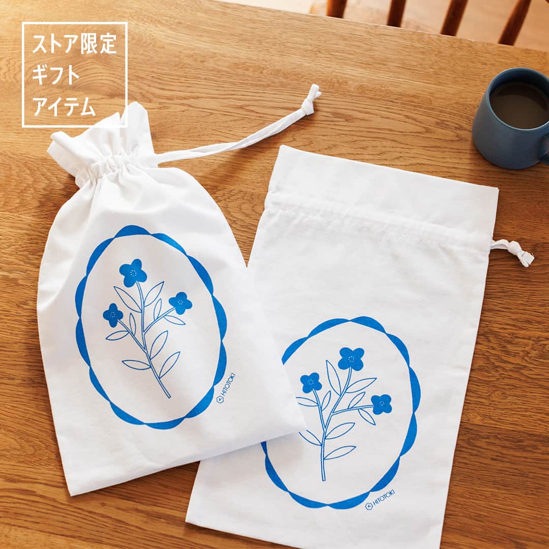 HITOTOKIのインスタグラム：「＼オンラインストア限定「ギフトアイテム」／  プレゼントにも選んでいただいている#ヒトトキ文具 。 贈る相手により想いをお届けできたらいいな という気持ちを込めて、ラッピングにぴったりな 布製の「ギフト袋」をご用意しました！  イラストのデザインは東出桂奈さん(@keina_higashide )で、 HITOTOKI NOTEの「ブルーム」（HN-P06）の柄と リンクしています。  ラッピング以外にも、手帳グッズを入れたり トラベルポーチとして使うのもおすすめですよ。  価格：330円(税込) 内容：巾着袋1枚  来月も新しいギフトアイテムをお披露目できるよう 準備中ですので、どうぞお楽しみに！  #ヒトトキギフト #ヒトトキラッピング  #hitotoki #ヒトトキ  #ヒトトキ公式オンラインストア  #HITOTOKINOTE #ヒトトキノート  #ギフト袋 #ラッピング袋 #巾着袋  #ギフトラッピング #ギフトバッグ  #セルフラッピング #ラッピング  #ラッピングアイデア  #ラッピンググッズ  #ギフト #プレゼント  #新発売 #新商品 #新作 #贈り物  #wrapping #giftwrapping  #包装 #礼物  #선물 #선물포장　 #keinahigashide_portfolio」