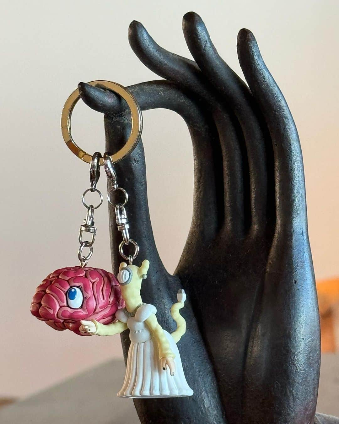 アンダーカバーのインスタグラム：「UNDERCOVER GRACE KEYCHAIN と UNDERCOVER MUSHY BRAIN KEYCHAINが、11月25日土曜日よりアンダーカバー取扱店舗およびオンラインストア、メディコム・トイ直営各店舗およびオンラインストア各店にて販売します。  UNDERCOVER GRACE KEYCHAIN and UNDERCOVER MUSHY BRAIN KEYCHAIN will be available on Saturday, November 25th at MEDICOM TOY stores, online stores, UNDERCOVER stores, and UNDERCOVER online store.   Photo credit: @joniotakahashi」