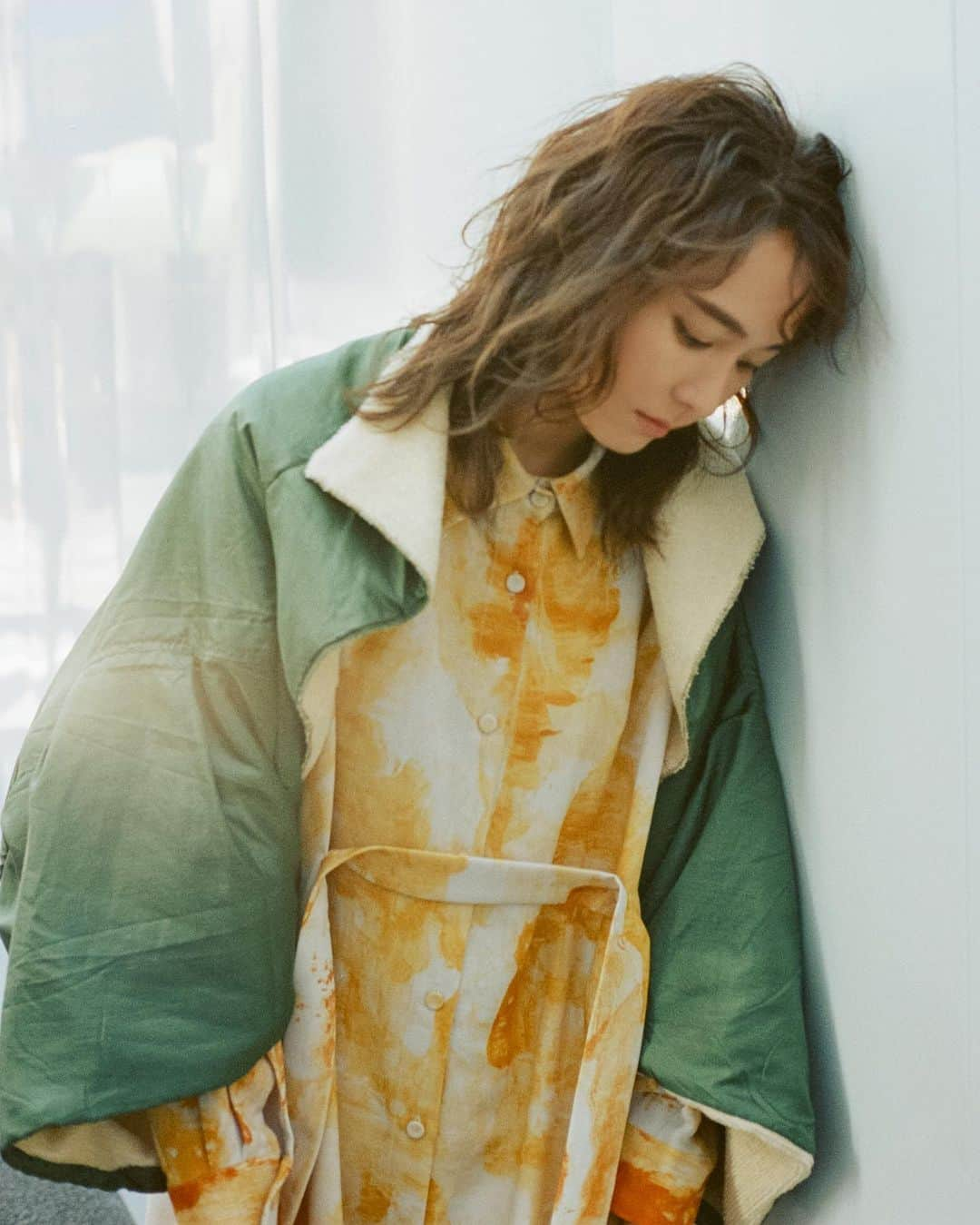 Rumchéさんのインスタグラム写真 - (RumchéInstagram)「#YuiAragaki in earth print dress & remake blouson  DEW Magazine #48 Joy Issue Fall 2023  Photography @kisshomaru  Styling @kaori_912  Hair @miho_emo_  Make-up @annamisawa  Casting director @kayaxxi   🔗dewmagazine.com @dewmagazine   #dewmagazine #RUMCHE #新垣結衣」11月22日 12時31分 - rumche_official