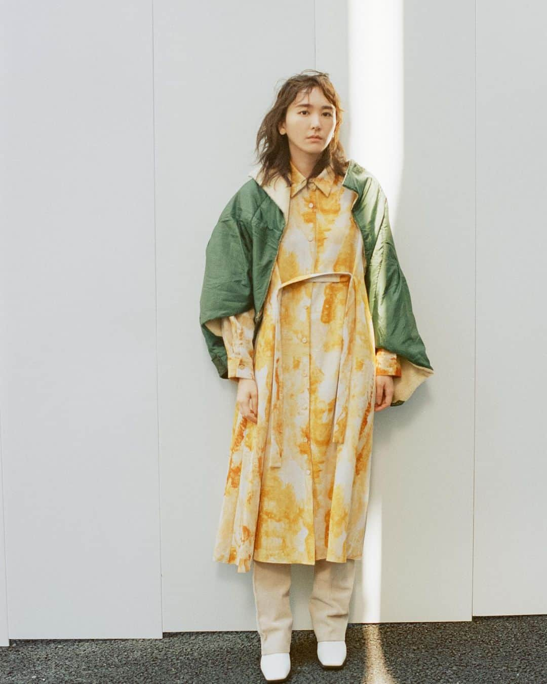 Rumchéのインスタグラム：「#YuiAragaki in earth print dress & remake blouson  DEW Magazine #48 Joy Issue Fall 2023  Photography @kisshomaru  Styling @kaori_912  Hair @miho_emo_  Make-up @annamisawa  Casting director @kayaxxi   🔗dewmagazine.com @dewmagazine   #dewmagazine #RUMCHE #新垣結衣」