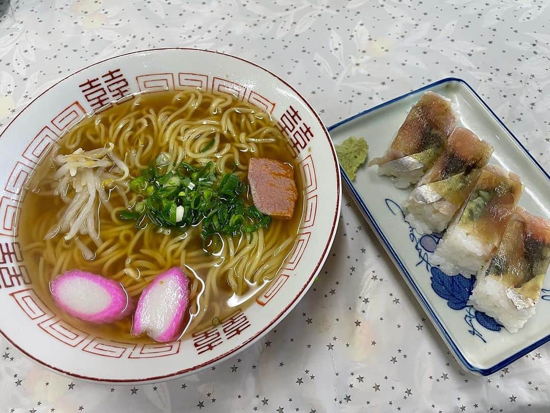 のインスタグラム：「これぞ昭和の中華そば🍜にバッテラ🍣ようやく入店できました✌️🤗味も店員さんのおもてなしにも感動‼️ぜひ永くお店が続きますように🙏🙇‍♂️  #丸池寿司 #中華そば #バッテラ #藤ちゃん #藤崎靖啓 #フリーアナウンサー」