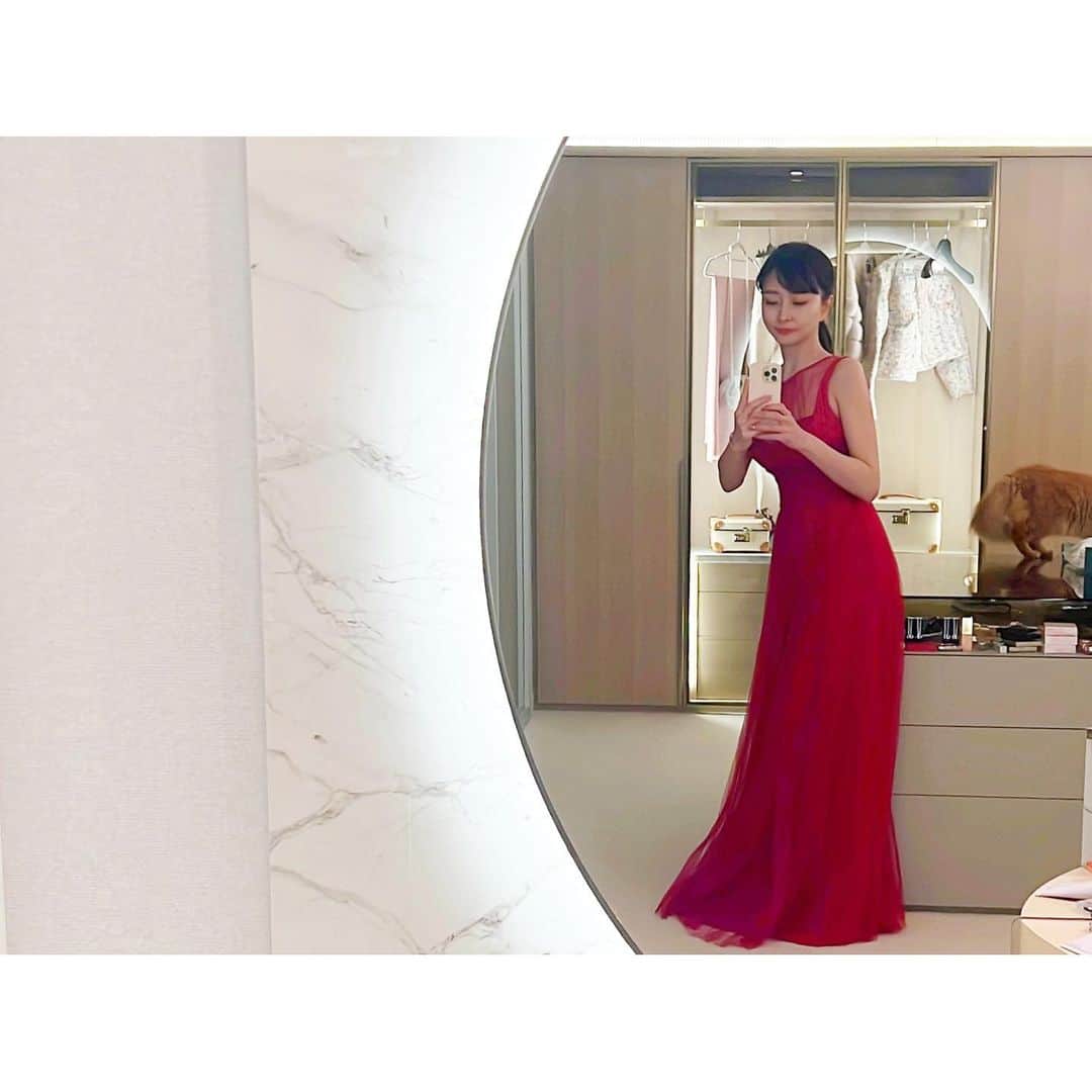 石井美保のインスタグラム：「昨日はMAQUIA 20周年記念partyでした。 花粉症で寝れなくて1時間睡眠で撮影2本→来年のコラボアイシャドウ打ち合わせ→M•ROMANさんにかけ込みで朦朧としながらドレスを選び(マナミさん、オーナー、助かりました🙏🏻🙏🏻🙏🏻)、、深すぎるスリットをチクチク縫い(あー、こういう時リーディンググラスがまさに必要👓)その足でpartyへ。サイズが合うのがあってよかったー💦💦💦💦登壇もさせて頂き、4年間分の高揚感に満たされました。沢山の方に会えて嬉しかったな💓美容業界は益々元気です！ (自宅なので靴は脱いで撮影してます) 赤リップはMAQUIA のあの時の企画で中野さん @akeminakano__official に選んでいただいた @bareminerals の赤リップです。大切な記念の1本。」