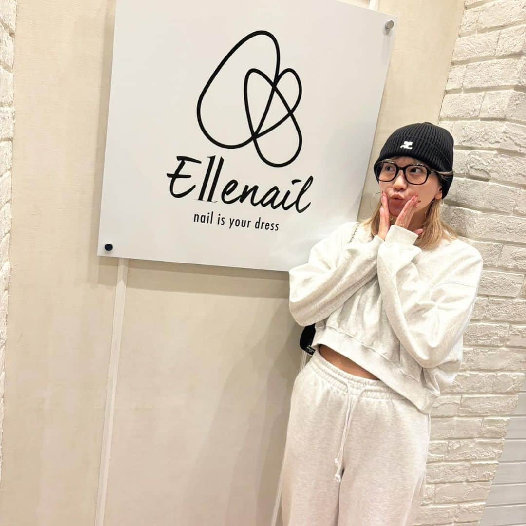 esNAILさんのインスタグラム写真 - (esNAILInstagram)「えりかさん @erica_hashimoto  いつもありがとうございます🩷 ・ 赤フラッシュのフレンチデザイン❤️ ・ ・ 公式Instagramに掲載されているデザインのチップをご購入いただけます💅 チップサイズと形のカスタマイズが可能です✨  オープンキャンペーン価格  定価11,000円⇨7,700円（税込）  ☆セット内容☆ ・オーダーチップ ・チップケース （ケースデザインは変更される場合がございます) ・両面テープ ・ミニエメリーボート（微調整用）  詳細はTOPのストーリーから DoHERMO Online Storeでご確認下さい❤︎  @ellenail_shibuya @ellenail_shinjuku  @esnail_kichijoji  @esnail_omiya  @esnail_nagoya  @ellenail_osaka  #nail#nails#nailart#naildesign#esnail#ellenail_shibuya#gelnail#ネイル#ジェルネイル#elleネイル#esネイル#ネイルデザイン#美甲#네일아트 #tokyo#shibuya#newnail#ネイルチップ#ネイルチップ通販#オーダーチップ#オーダーチップ販売」11月22日 12時29分 - esnail_japan