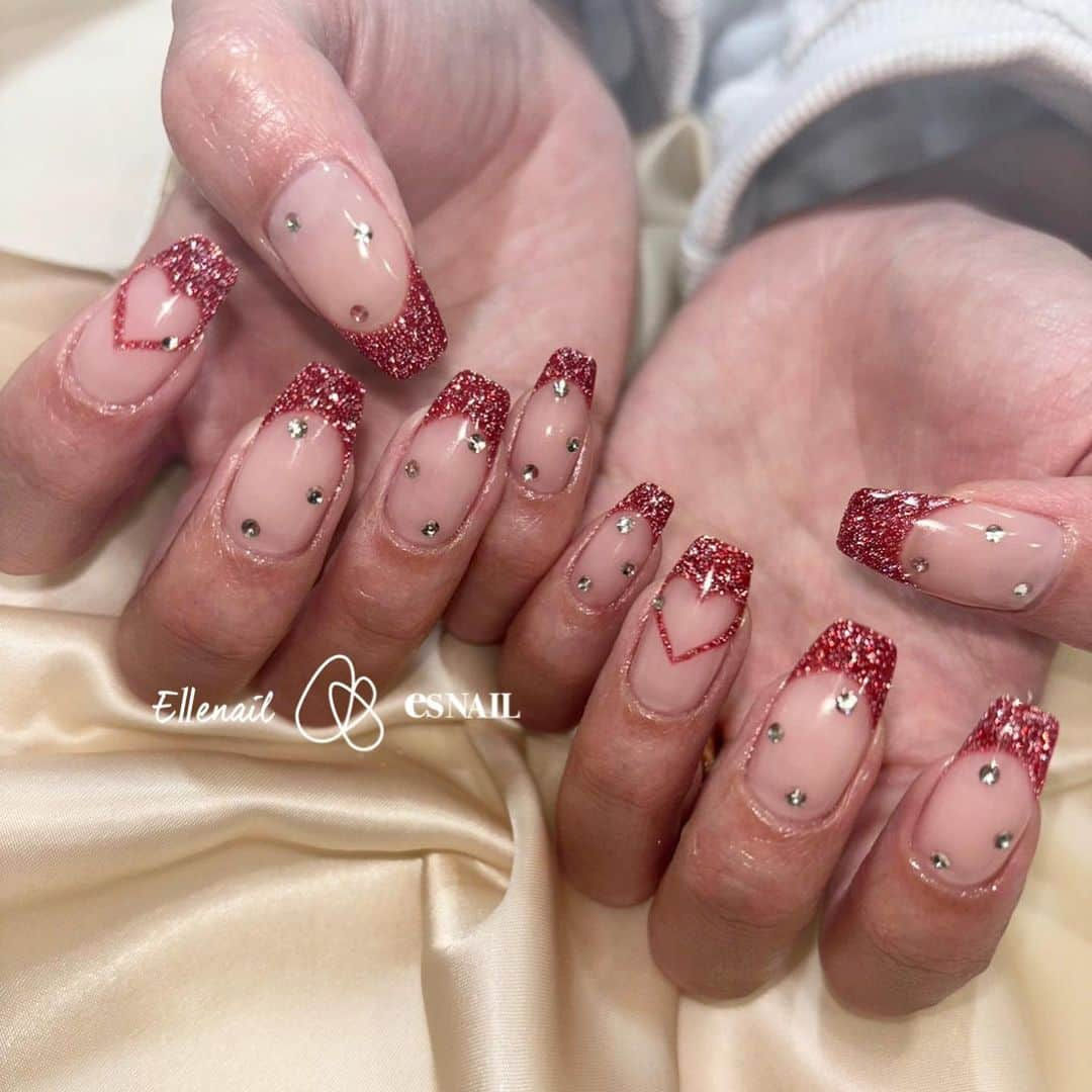 esNAILさんのインスタグラム写真 - (esNAILInstagram)「えりかさん @erica_hashimoto  いつもありがとうございます🩷 ・ 赤フラッシュのフレンチデザイン❤️ ・ ・ 公式Instagramに掲載されているデザインのチップをご購入いただけます💅 チップサイズと形のカスタマイズが可能です✨  オープンキャンペーン価格  定価11,000円⇨7,700円（税込）  ☆セット内容☆ ・オーダーチップ ・チップケース （ケースデザインは変更される場合がございます) ・両面テープ ・ミニエメリーボート（微調整用）  詳細はTOPのストーリーから DoHERMO Online Storeでご確認下さい❤︎  @ellenail_shibuya @ellenail_shinjuku  @esnail_kichijoji  @esnail_omiya  @esnail_nagoya  @ellenail_osaka  #nail#nails#nailart#naildesign#esnail#ellenail_shibuya#gelnail#ネイル#ジェルネイル#elleネイル#esネイル#ネイルデザイン#美甲#네일아트 #tokyo#shibuya#newnail#ネイルチップ#ネイルチップ通販#オーダーチップ#オーダーチップ販売」11月22日 12時29分 - esnail_japan