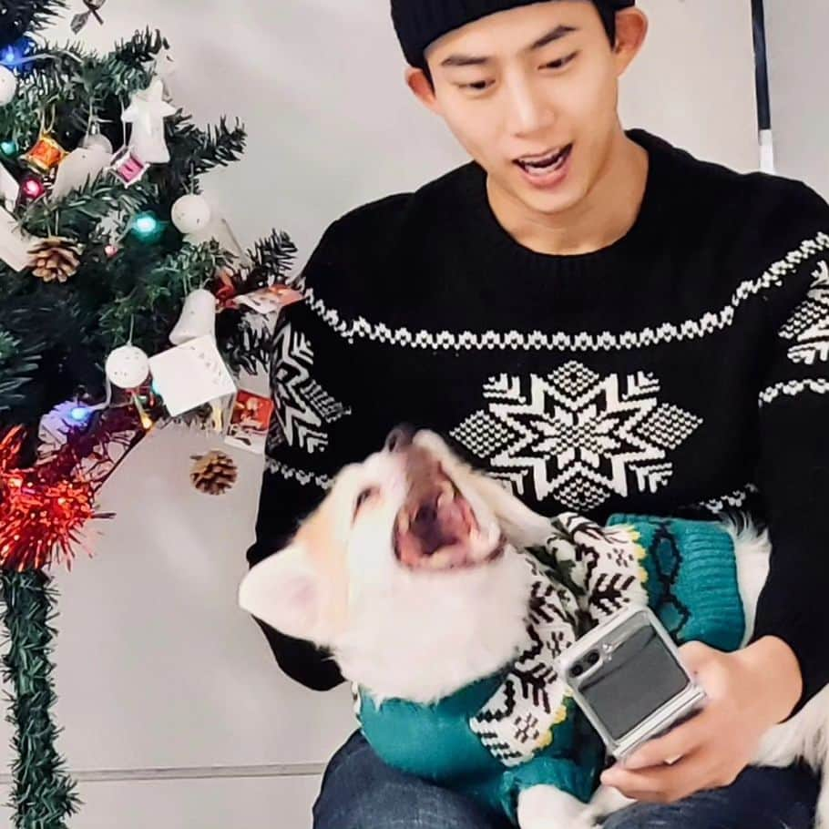 テギョンのインスタグラム：「Eddie and Taec are ready for the holidays 🎄🎅🏻🎁 #GalaxyZFlip5 #SamsungPartner @samsungmobileusa」