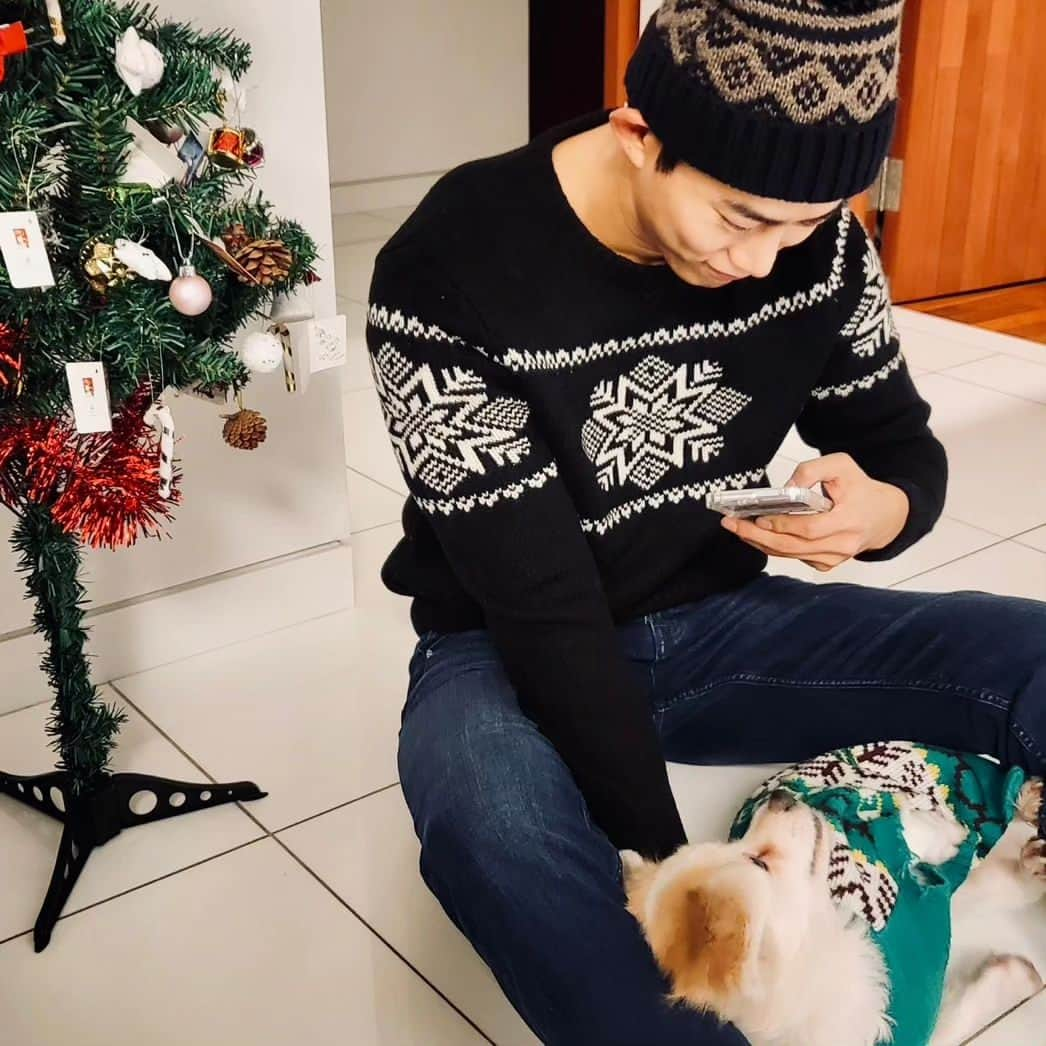 テギョンさんのインスタグラム写真 - (テギョンInstagram)「Eddie and Taec are ready for the holidays 🎄🎅🏻🎁 #GalaxyZFlip5 #SamsungPartner @samsungmobileusa」11月22日 12時41分 - taecyeonokay