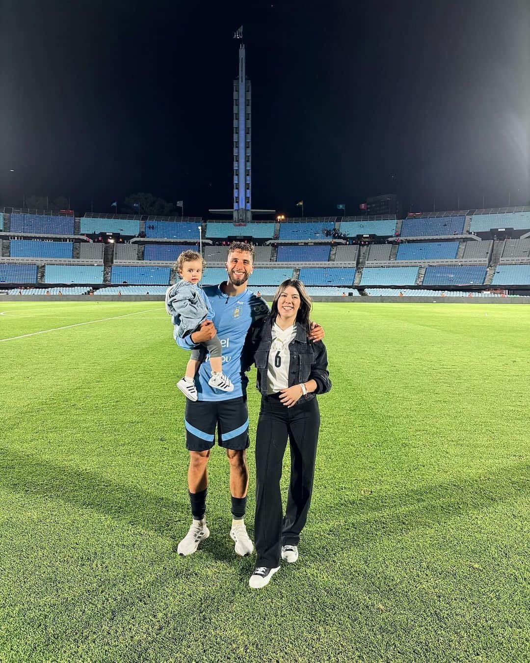 ロドリゴ・ベンタンクールのインスタグラム：「Volver a estar acá y ahora siendo 3. Nada más lindo que poder estar compartiendo todo esto juntos. Te amamos tanto! 💙」