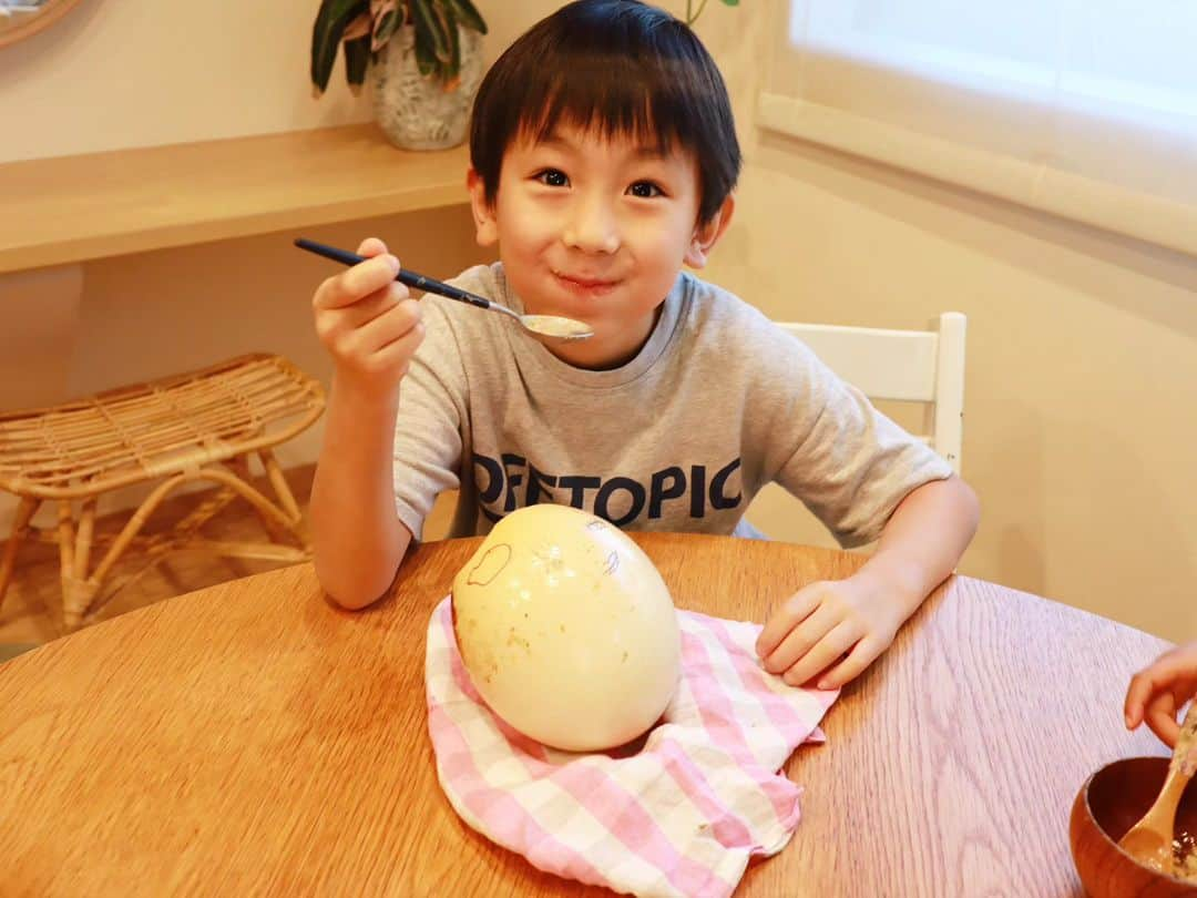 本仮屋リイナのインスタグラム：「⁡みんなで力を合わせて作ったダチョウの卵プリンがおいしくて、長男の目がキラッキラに🥹✨ ⁡ ⁡姉 @yuika_motokariya_official が @tbsradio_one_j にいただいたダチョウの卵を持って来てくれました🐦🐦⁡⁡ ⁡ このときのYouTube鋭意編集中です。 ⁡⁡ みなさん、⁡ダチョウの卵食べた事ありますか？🤔⁡⁡」