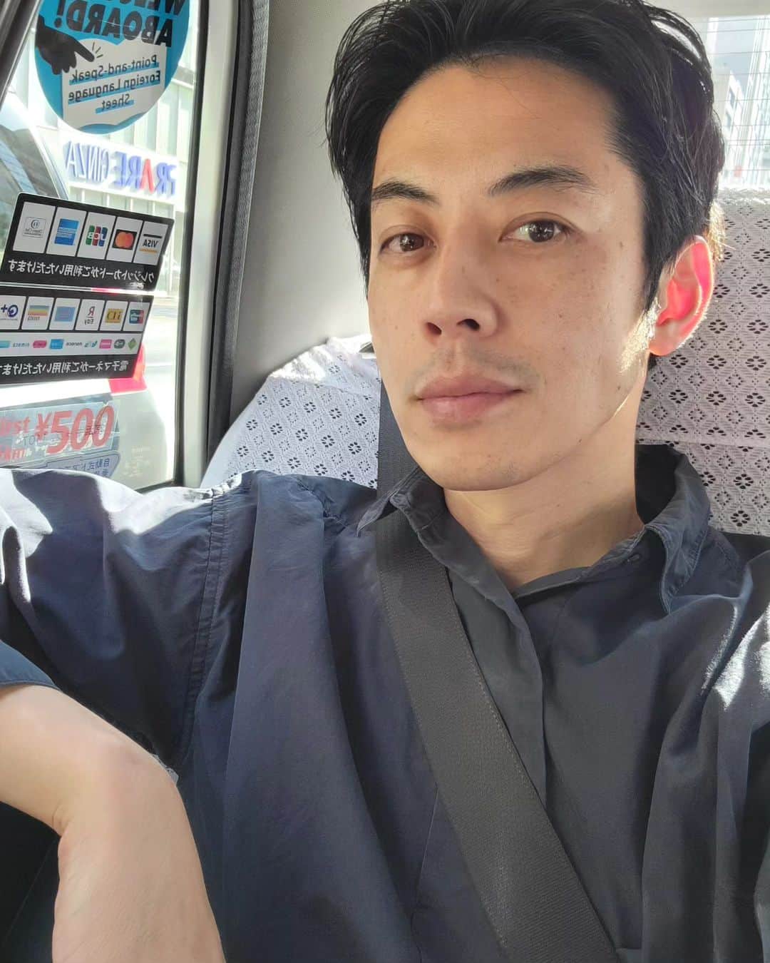 のインスタグラム：「ただいま帰国しました!  細かい仕事は全て機内✈️で片付けた!  今から(13時から)東京・神田で講演会。そのあとは偉いオジサン達と交流会。  夜は先輩芸人のYouTubeチャンネル。 その後は散髪っ!!  今日も頑張るぞー🔥」