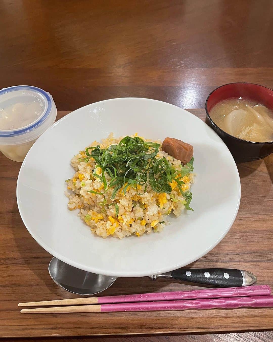 飯島直子のインスタグラム：「こんにちは^ - ^♪  今日もこちらは晴天です  寒くなりましたが、がっつり冬という感じでもありませんね  地球温暖化です  今朝も寝起きに愛犬を色んな角度で激写  寒くなってくると布団に入れてと言ってきます  胸をグッと掴まれます^_^  昨夜のヤキイモからのパイセンがヤキイモ屋のおじさんに見えると、  そんなバカなと思い、見直したら  ヤキイモ屋のおじさんでした^_^  なんでもこなしてしまう多彩なひとです  19.20日のへんじすこしです＾＾  miee_dasu誕生日おめでとう♪同い年なんだね^ - ^ 体調大丈夫かな？変わり目の年頃だから気をつけようね、健康に気をつけてステキな一年になりますように♪みえだす笑♪  はるらぶ53才誕生日おめでとう♪欲張りなお願い良いね^_^そのために健康でいないとね♪カラダに気をつけ毎日楽しいステキな一年になりますように♪  accoo2 60才誕生日おめでとう♪還暦祝い♡ 実感湧かないよね^_^まだまだ折り返しの途中！ 健康に気をつけステキな年になりますように♪ いつもありがとう♡  誕生日プレゼント、携帯からギフトカード^ - ^ 時代感じるね、でもやっぱり顔見てお祝いが最高♪ 娘25才誕生日おめでとう♪popcorn！  親になって22年、過ぎ去るとあっという間だね 孫はもう少しあとかな…^ - ^娘22才誕生日おめでとう♪atarashiimiho！  可愛い姪っ子ももこ♡ダンス始めたももちゃん♪ 子供の純粋無垢な姿はココロ洗われるよね^ - ^ 泣いたっていいじゃん、としこ！ももちゃん9才おめでとう♪  91才父、毎年年賀状100枚以上筆字で！すごい！ 素晴らしい！カッコいいお父さんだ…ゆき子！  もーもーみなこ！ムリせずね♪  わたしも確実に着々と年をとってます^ - ^みんみん♪  nao！大腸検査頑張って！良く冷やしてストローで飲んでね^ - ^大丈夫！  愛犬幸せな顔してるよ♪あづ♪  洋一！あと少しだ！がんばって٩(๑❛ᴗ❛๑)۶  お父さん退院おめでとう！好至恵^ - ^  ゆきみ♪ありがとう♡  しんちゃん♪  アップルウォッチ、わたしも使いこなせてないよ クイックペイ支払いの時や運動の時便利だよ^ - ^ 運転中に電話もできるよ！サマンサ♪  おぐらちどりミント♡  富士君！ガンバレ！ガンバレᕦ(ò_óˇ)ᕤ  masako_声大丈夫？！病院行ったのかな？！  はーい！むっちゃン♪  むろねえさん愛犬19才♪すごい！長生きしてね♪  r i k a今日は寝坊せず病院へ行けた？！  パパさんのお疲れ会にグランピングいいね♪ 自然いっぱい^ - ^エネルギーチャージして癒されてきてね♪mikko！  お相撲はあまりわからないんだ…^^;まりはスポーツなんでも詳しいね(´∀｀=)  開かなーい猫♪見てみるね^ - ^  ゆきコンコン！高熱大丈夫？！インフルかな…お薬もらって…大事にしてね、早く良くなりますように…  グチって、グチって^ - ^ちぃ坊！  菅原は本日休みを取らせていただきます、ぷく。  床屋も火曜日休みなのか  愛犬はお父さんみたいなイビキをかきます  今朝はおかずなくチャーハン  残米(カブの葉、たまご、ウェイパー)  味噌汁(カブ、エノキ、しめじ)  冷蔵庫の奥で眠っていたらっきょ  足りず、貰いものマドレーヌ  さ、水曜日  不動産屋は休み、用があるひとは明日  今日も一日ほどほどにがんばろうね( ´ ▽ ` )ﾉ♡」