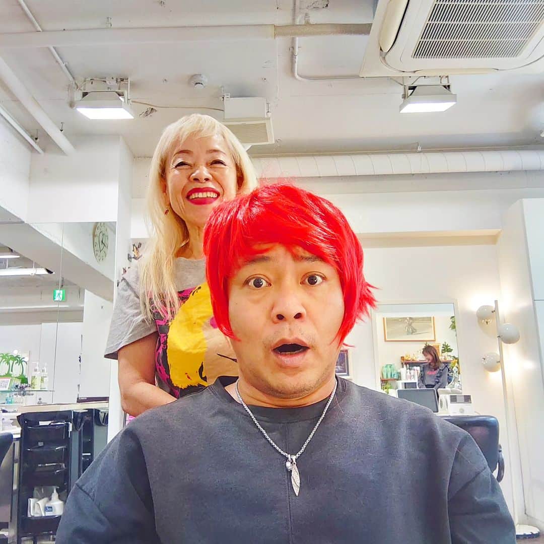 高井俊彦のインスタグラム：「月イチの散髪✂✨  いつもタニエ先生ありがとうございます🙏 ありがとうございます⁉️⁉️  赤毛‼️‼️‼️ いやいやいやいや😱  いつも通りがやっぱり１番いいですぅ〜🙆  何やらキュティーハニー用のカツラを僕で試さはったみたいですがー。 試す人間違い過ぎてますよぉ〜🤗 これグルメ動画やってるTikTokerや〜〜んw」