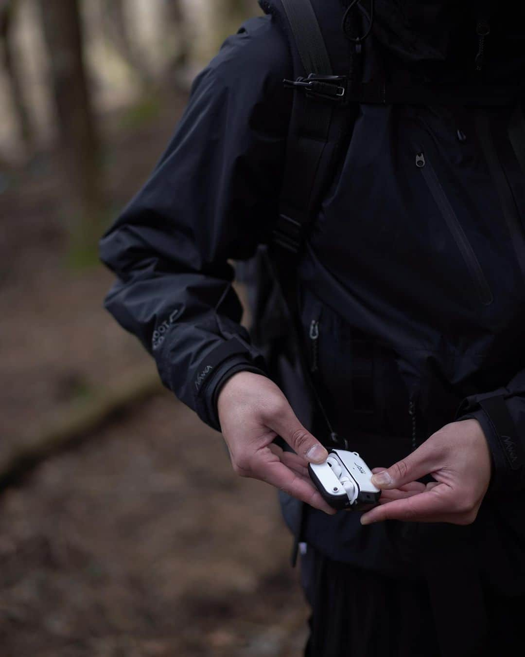 ROOT CO. Designed in HAKONE.さんのインスタグラム写真 - (ROOT CO. Designed in HAKONE.Instagram)「. MAG REEL SQR. LITE with Shock Resist Case Pro. for AirPods  #rootco #root_co #magreelsqrlite #carabiner #shockresistcasepro #airpods #airpodspro #airpodscase #outdoor #outdoors #trek #trekking」11月22日 12時39分 - root_co_official