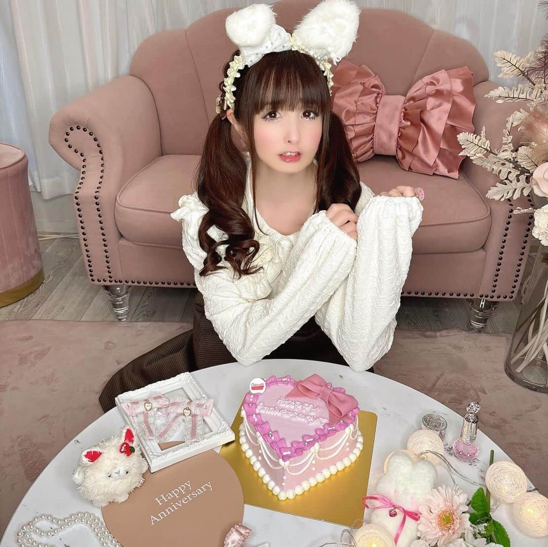 伊藤芽衣さんのインスタグラム写真 - (伊藤芽衣Instagram)「とってもかわいい♡ カスタムオーダーケーキ🎂 ⁡ Cake withさんで、 @cakewith_tokyo ⁡ 周年のお祝いケーキを オーダーしました♡ ⁡ ♡♡♡♡♡ ⁡ Kawaii⭐︎Stars ラフォーレ原宿店は ⁡ 12月で2周年を 迎えます♡ ⁡ ちーむスタッフちゃんと 一緒にデザインを選んで みんなで おいしくいただきました！ ⁡ ケーキの色や形、 クリームの絞り方など 選べるよ♡ ⁡ かわいいだけじゃなくて お味も しっかりおいしかったから ⁡ またイベントごとでは 絶対オーダーしたいです！ ⁡ ♡♡♡♡♡ ⁡ ラフォーレ原宿店が 無事に2周年を 迎えられること。 ⁡ そして ホールケーキを ペロっとみんなで 食べられちゃうくらい ⁡ スタッフメンバーが 増えたことも とてもしあわせ♡ ⁡ 12月は周年イベント 開催するので、 ⁡ たくさんの みなさまに お会いできますように…♡ ⁡ ♡♡♡♡♡ ⁡ PR  @cakewith_tokyo すてきなケーキを ありがとうございました♡ ⁡ #cakewith  #PR #オーダーケーキ #オーダーメイドケーキ」11月22日 12時48分 - itoumei