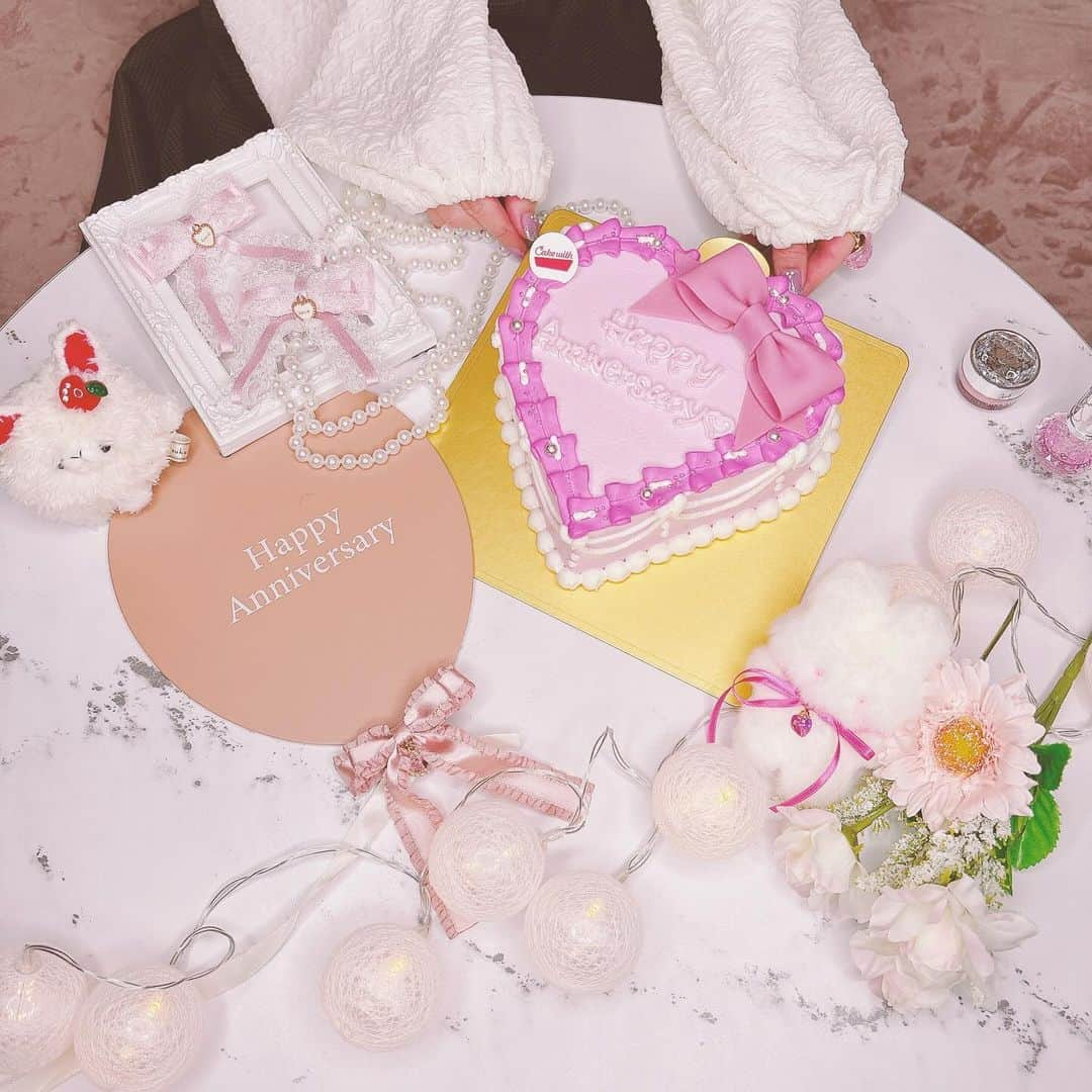 伊藤芽衣さんのインスタグラム写真 - (伊藤芽衣Instagram)「とってもかわいい♡ カスタムオーダーケーキ🎂 ⁡ Cake withさんで、 @cakewith_tokyo ⁡ 周年のお祝いケーキを オーダーしました♡ ⁡ ♡♡♡♡♡ ⁡ Kawaii⭐︎Stars ラフォーレ原宿店は ⁡ 12月で2周年を 迎えます♡ ⁡ ちーむスタッフちゃんと 一緒にデザインを選んで みんなで おいしくいただきました！ ⁡ ケーキの色や形、 クリームの絞り方など 選べるよ♡ ⁡ かわいいだけじゃなくて お味も しっかりおいしかったから ⁡ またイベントごとでは 絶対オーダーしたいです！ ⁡ ♡♡♡♡♡ ⁡ ラフォーレ原宿店が 無事に2周年を 迎えられること。 ⁡ そして ホールケーキを ペロっとみんなで 食べられちゃうくらい ⁡ スタッフメンバーが 増えたことも とてもしあわせ♡ ⁡ 12月は周年イベント 開催するので、 ⁡ たくさんの みなさまに お会いできますように…♡ ⁡ ♡♡♡♡♡ ⁡ PR  @cakewith_tokyo すてきなケーキを ありがとうございました♡ ⁡ #cakewith  #PR #オーダーケーキ #オーダーメイドケーキ」11月22日 12時48分 - itoumei