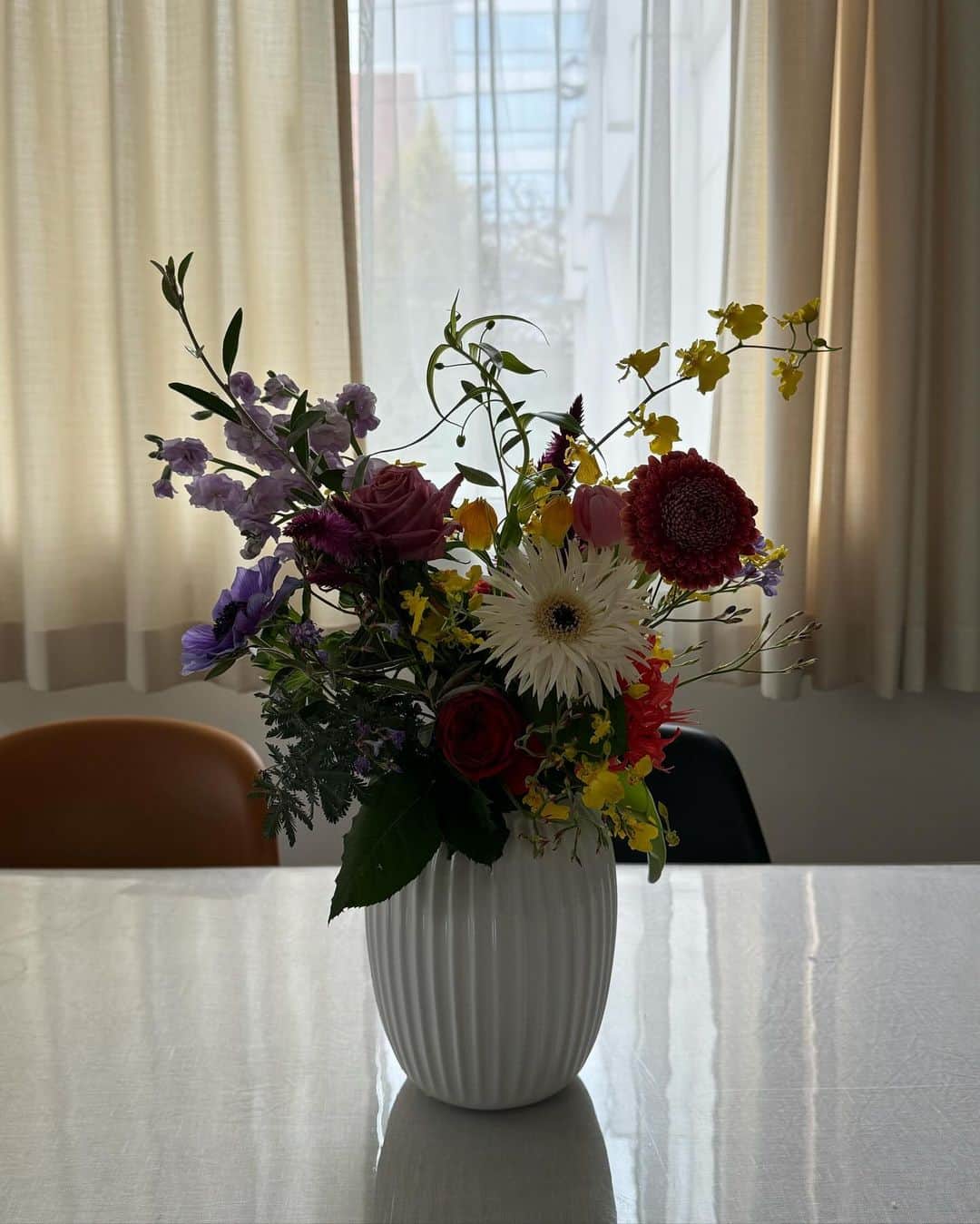松本恵奈さんのインスタグラム写真 - (松本恵奈Instagram)「たかしから花束のプレゼント💐 いきなり何かとびっくりしたのですが付き合った記念日でした。笑 毎年、ちゃんと覚えてるんだけど今年はバタバタしてて すっかり忘れていました😂 サプライズありがとう♡ #付き合った記念日 #サプライズ」11月22日 12時48分 - ena1123