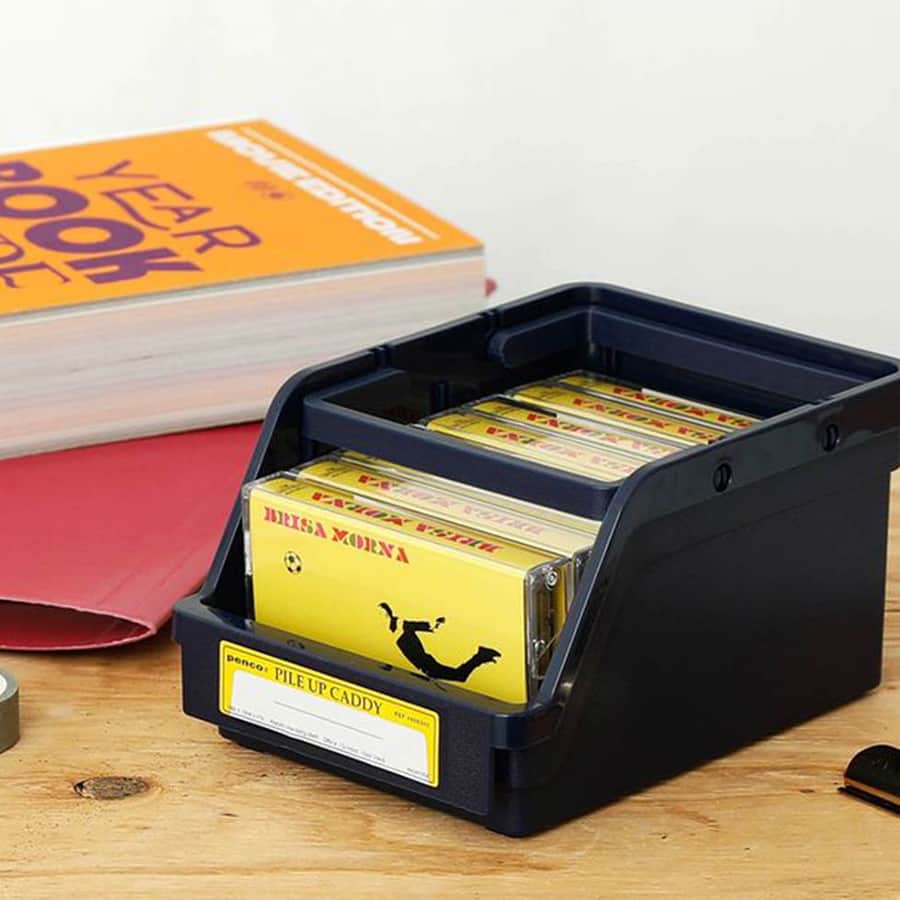 HIGHTIDE/ハイタイドのインスタグラム：「日用品の整理や持ち運びに役立つ、シンデレラフィットな組み合わせアイデアをご紹介。  ・「パイルアップキャディ」×カセットテープ ・「ストレージキャディ S」×マスキングテープ ・「タイニーコンテナ」×カメラのフィルム ・「ジェネラルパーパスケース（A6）」×文庫本 ・「ジェネラルパーパスケース（ミニ）」×目薬  あなたの見つけた組み合わせも、ぜひコメントにて教えて下さいね🙌 その他のフィットアイテムはこちらから↓ https://www.hightide.co.jp/feature/2111/  @hightide_japan  #hightide #penco #nähe #newretro #cinderellafit #storageidea #strage #stationery #stationeryaddict #ハイタイド #ペンコ #ネーエ #ニューレトロ #シンデレラフィット #収納 #収納アイデア #文具 #文房具」