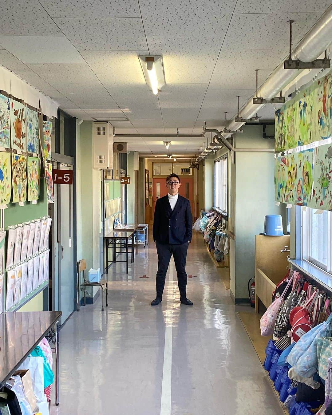 今成亮太のインスタグラム：「埼玉県富士見市にある水谷小学校150周年式典に参加して来ました‼️歴史を感じたし、昔の思い出も蘇って来ました😆子供の時に見ていた景色より、学校が小さく見えてなんだか不思議な感覚になったな〜 自分が成長したのもあるが、なんだか考え深かった❗️  6年生の時の席に座った！笑」