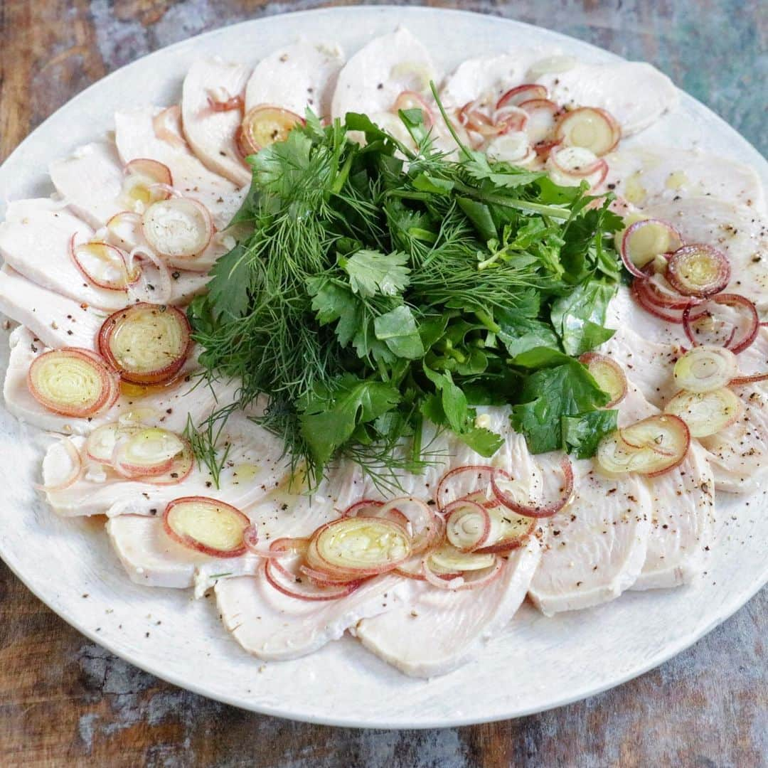 エダジュンのインスタグラム：「鶏むね肉のエスニックカルパッチョ〜ハーブ三昧〜  昨日のビストロエダジュンで余った食材で、 鶏むねのカルパッチョを作りました☺️✨  ハーブもわしゃわしゃ入れて、至福🤤!!  鶏むね肉は、塩麹に一晩漬けて、 沸騰したお湯に入れたら、とろ火で１０分茹でて、そのまま蓋をして、４０分ほど置く。 冷めたら、冷蔵庫で休ませた方がキレイに切れます😊🤲  そこに、ディル、クレソン、パクチー、みょうがを散らして、ナンプラー、レモン汁、オリーブ油をまわしかけて、黒胡椒をガリガリっと！  しっとり柔らかい鶏むね肉に、ハーブの香りがよく合います。ほのかな塩麹の塩味もあり、とても美味しくできました！  高たんぱく質で低カロリーなのもうれしいです🥹  #鶏むね肉 #ディル#クレソン#パクチー #ナンプラー #エダジュン」