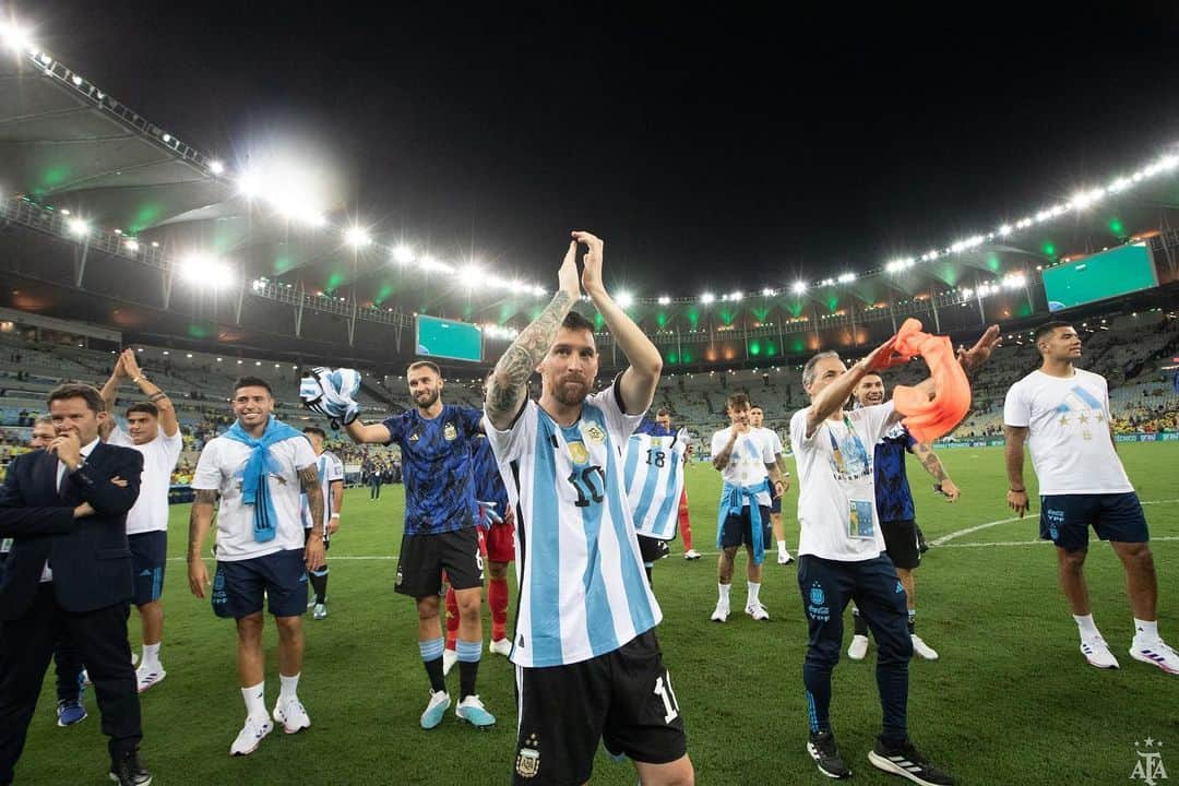 リオネル・メッシのインスタグラム：「Este equipo sigue haciendo historia… 🇦🇷  Gran victoria en el Maracaná aunque quedará marcada por la represión a los argentinos una vez más en Brasil. Esto no se puede tolerar es una locura y se tiene que terminar ya!!」