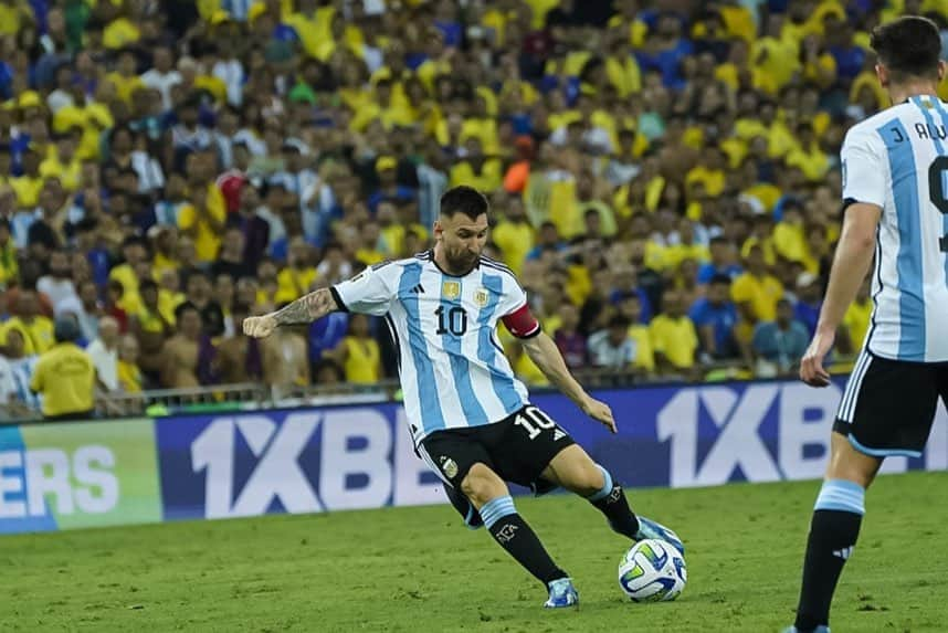 リオネル・メッシさんのインスタグラム写真 - (リオネル・メッシInstagram)「Este equipo sigue haciendo historia… 🇦🇷  Gran victoria en el Maracaná aunque quedará marcada por la represión a los argentinos una vez más en Brasil. Esto no se puede tolerar es una locura y se tiene que terminar ya!!」11月22日 12時57分 - leomessi