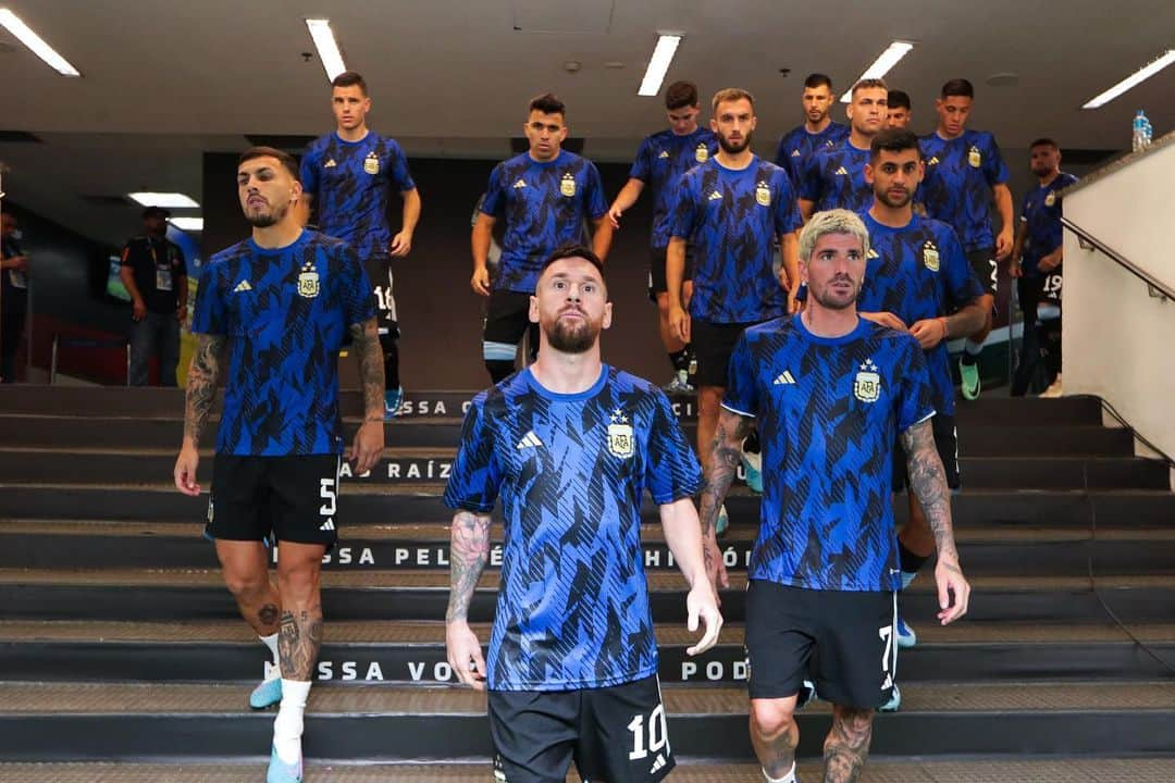 リオネル・メッシさんのインスタグラム写真 - (リオネル・メッシInstagram)「Este equipo sigue haciendo historia… 🇦🇷  Gran victoria en el Maracaná aunque quedará marcada por la represión a los argentinos una vez más en Brasil. Esto no se puede tolerar es una locura y se tiene que terminar ya!!」11月22日 12時57分 - leomessi